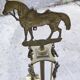 Serviteur de cheminé en bronze doré décor équestre, cheval