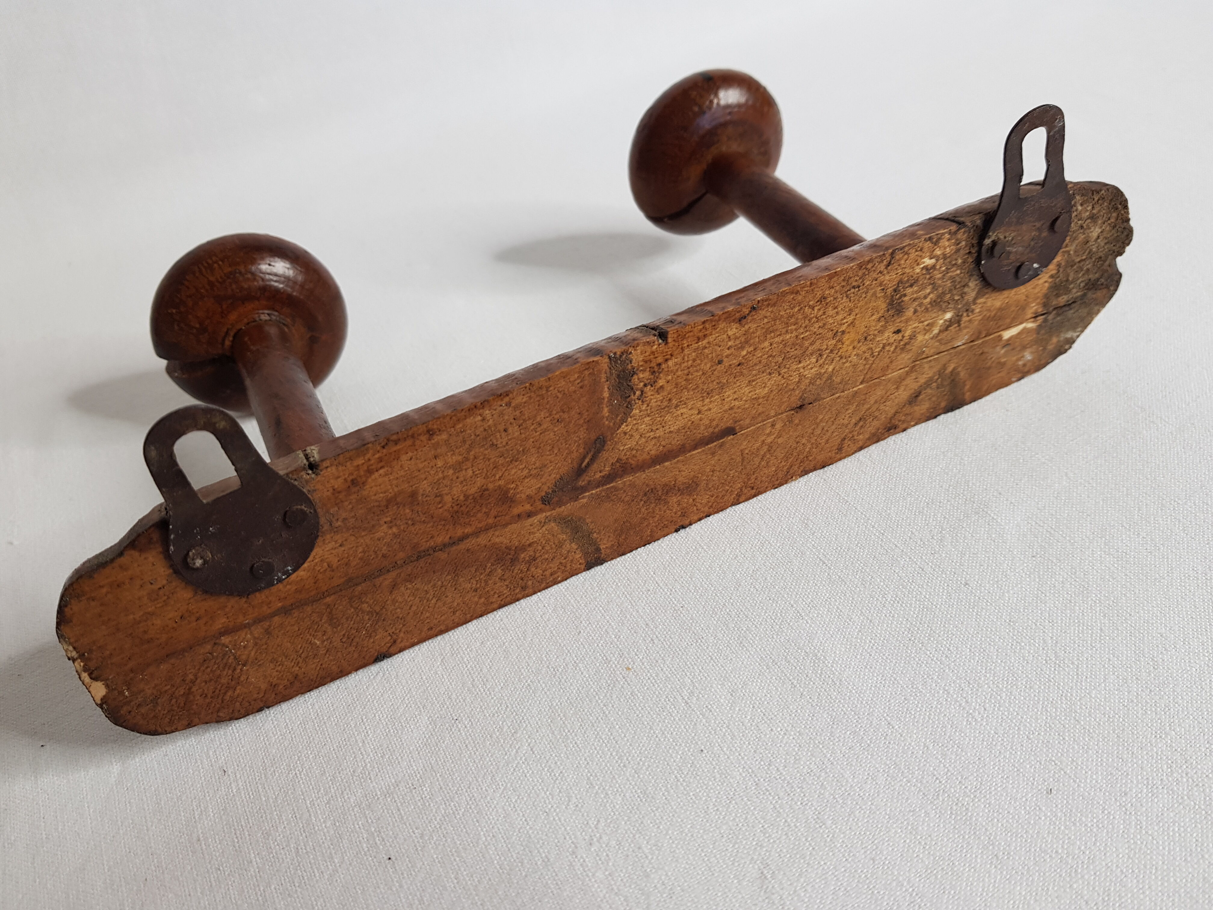 Old wooden wall coats door turned two bamboo imitation patères