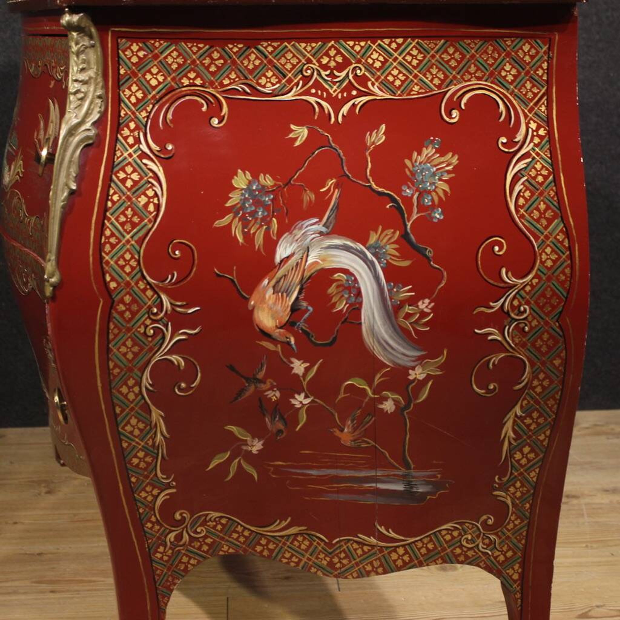 Commode chinoise laquée, peinte et dorée