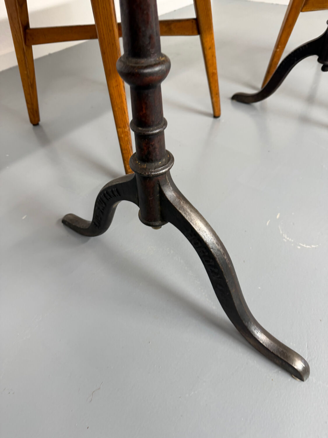Ancienne table bistrot  Horgen Glarus en bois et fonte début XX eme