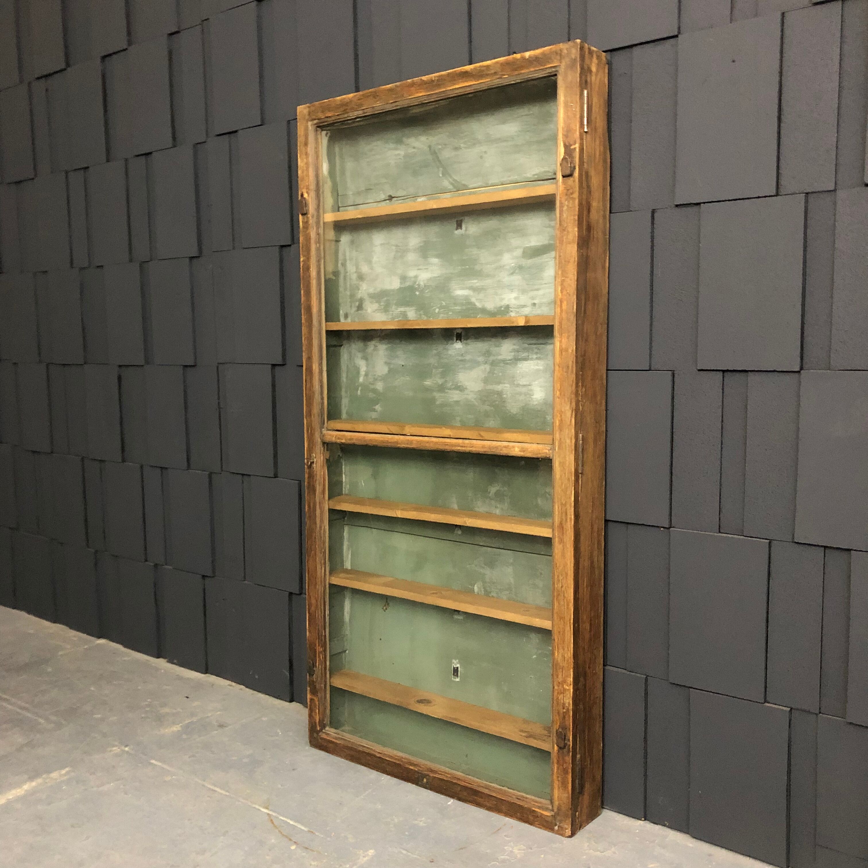 Ancienne vitrine de commerce en bois