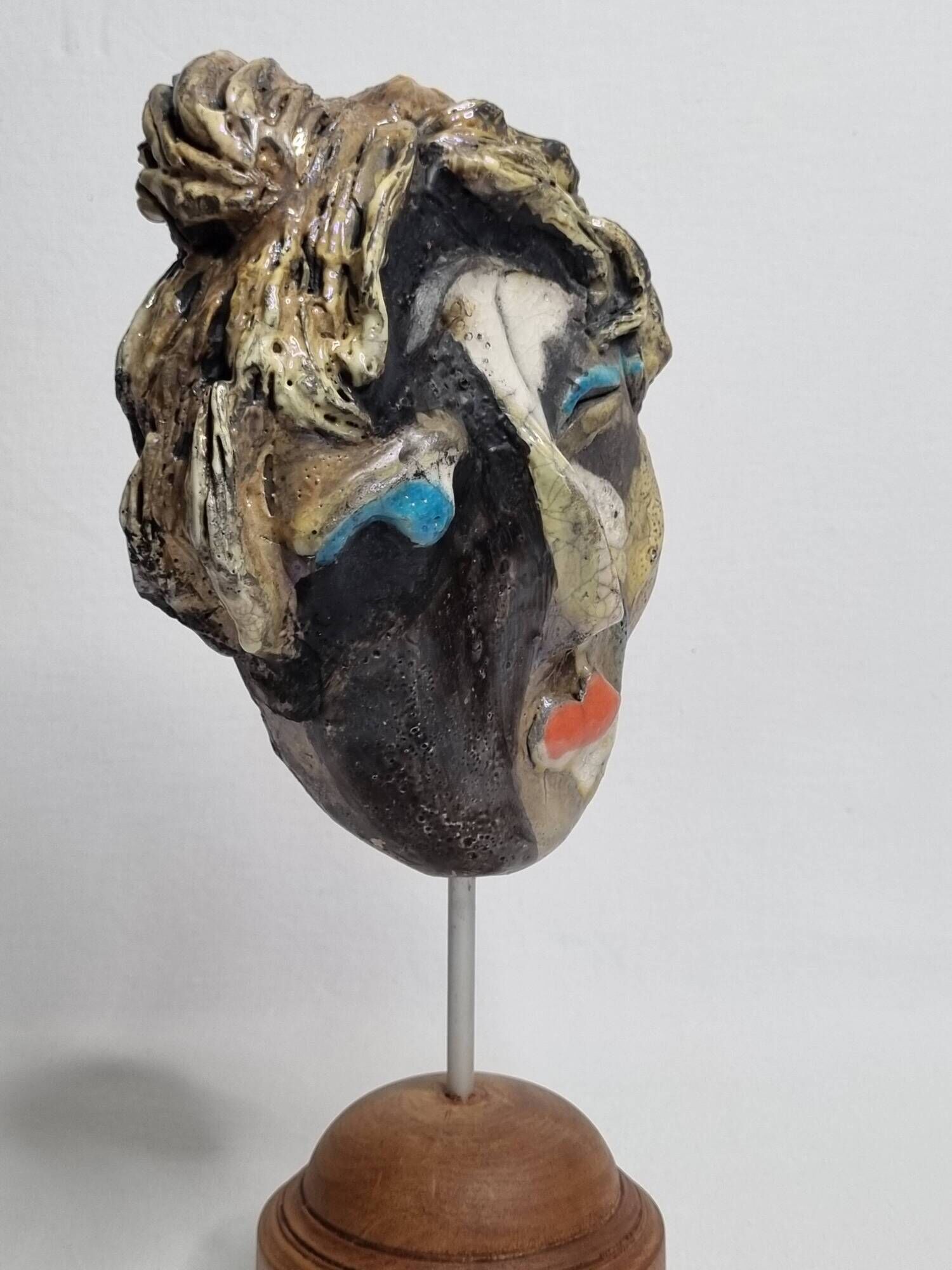 Signed raku ceramic mask, on wooden base – Expressive sculpture 28 cm