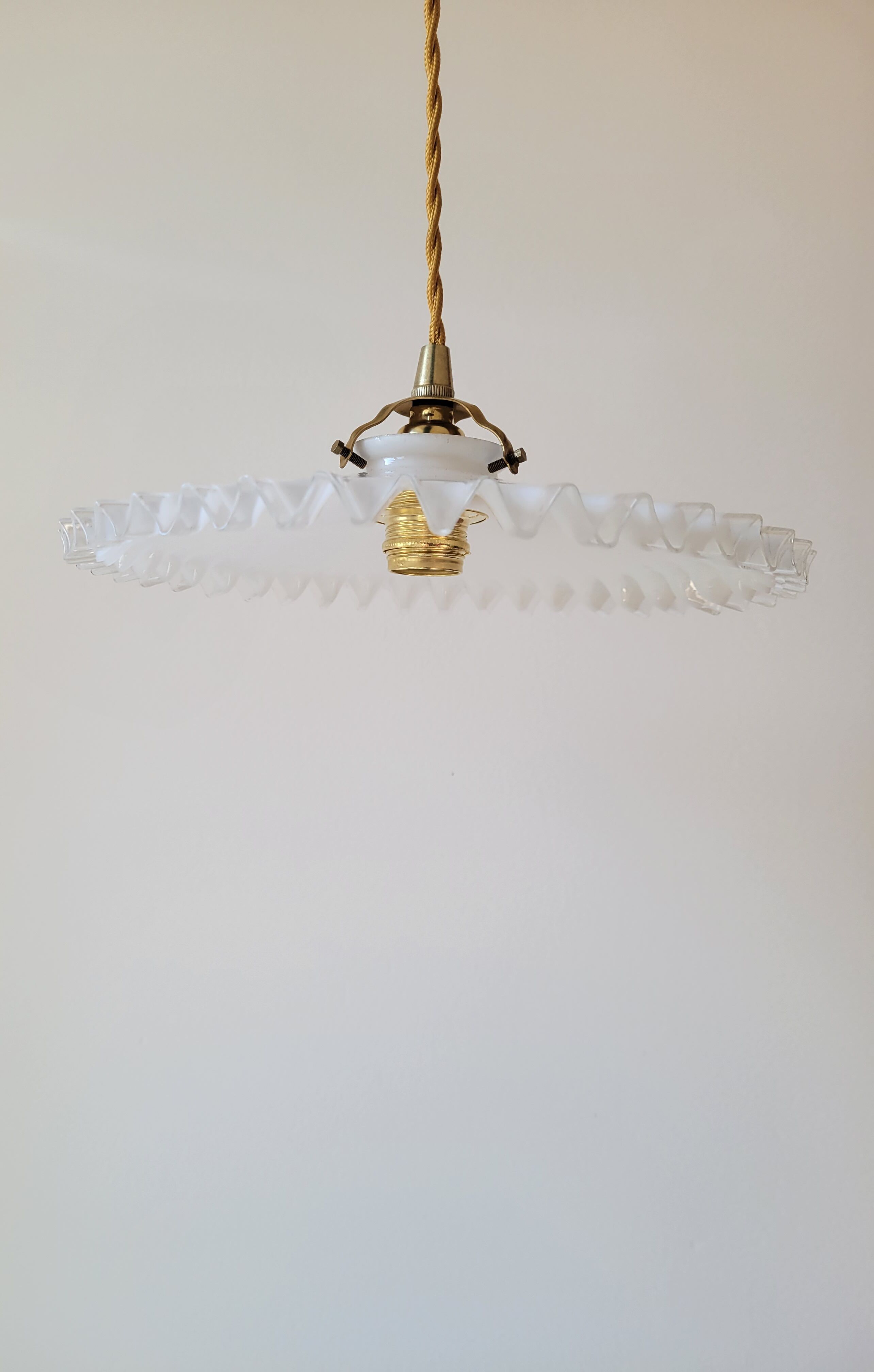 Serrated opaline suspension