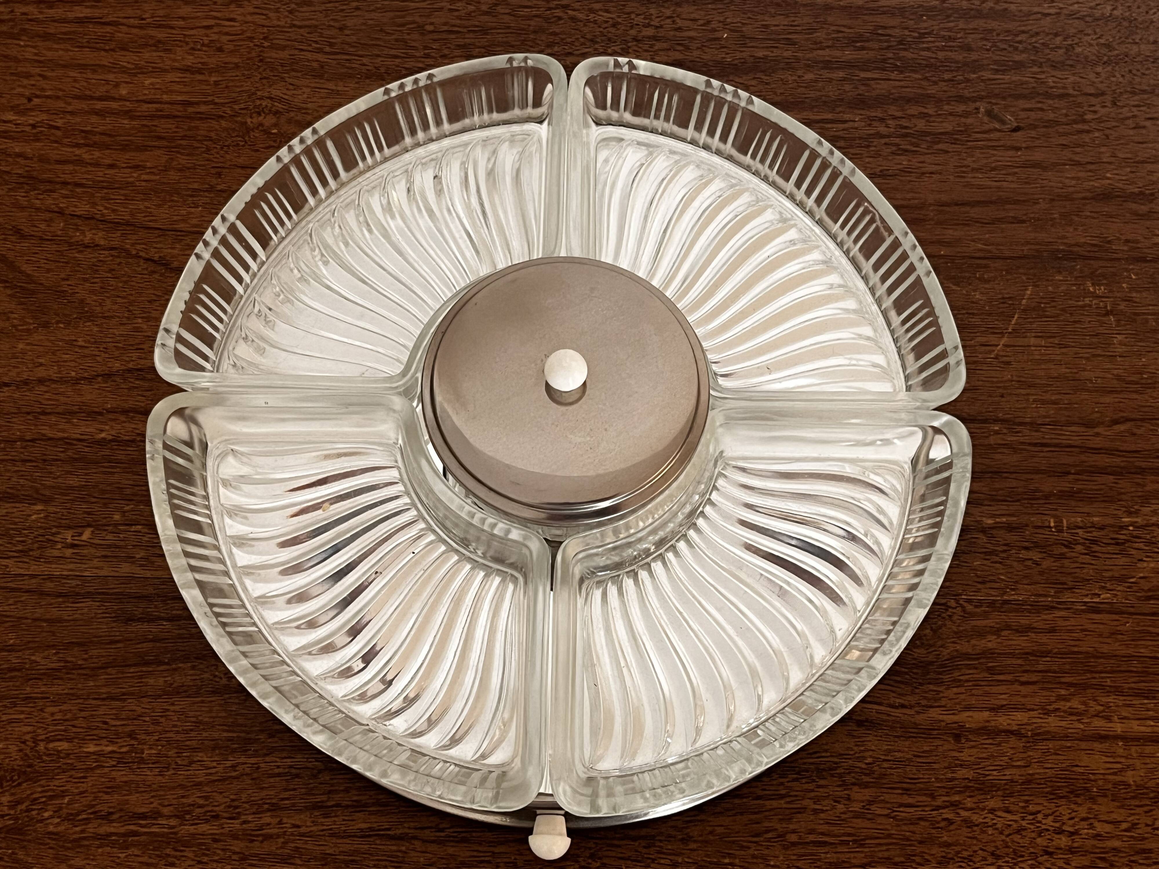 Serving dish on a mirror tray