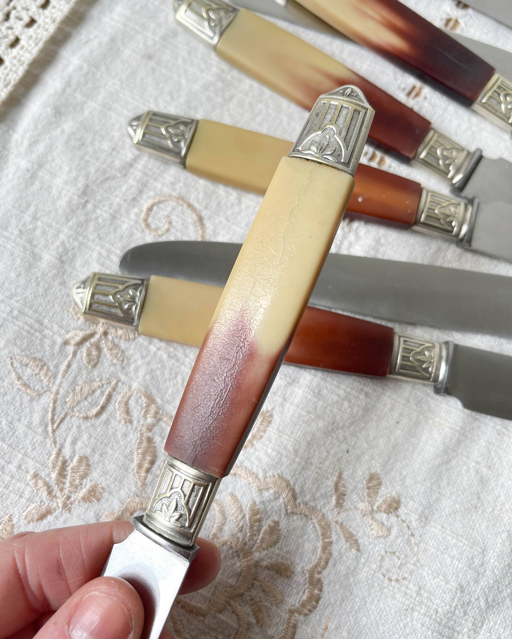 12 vintage Pradel stainless steel bakelite knives