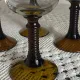 Verres à pied de type Roemer, couleur ambrée  