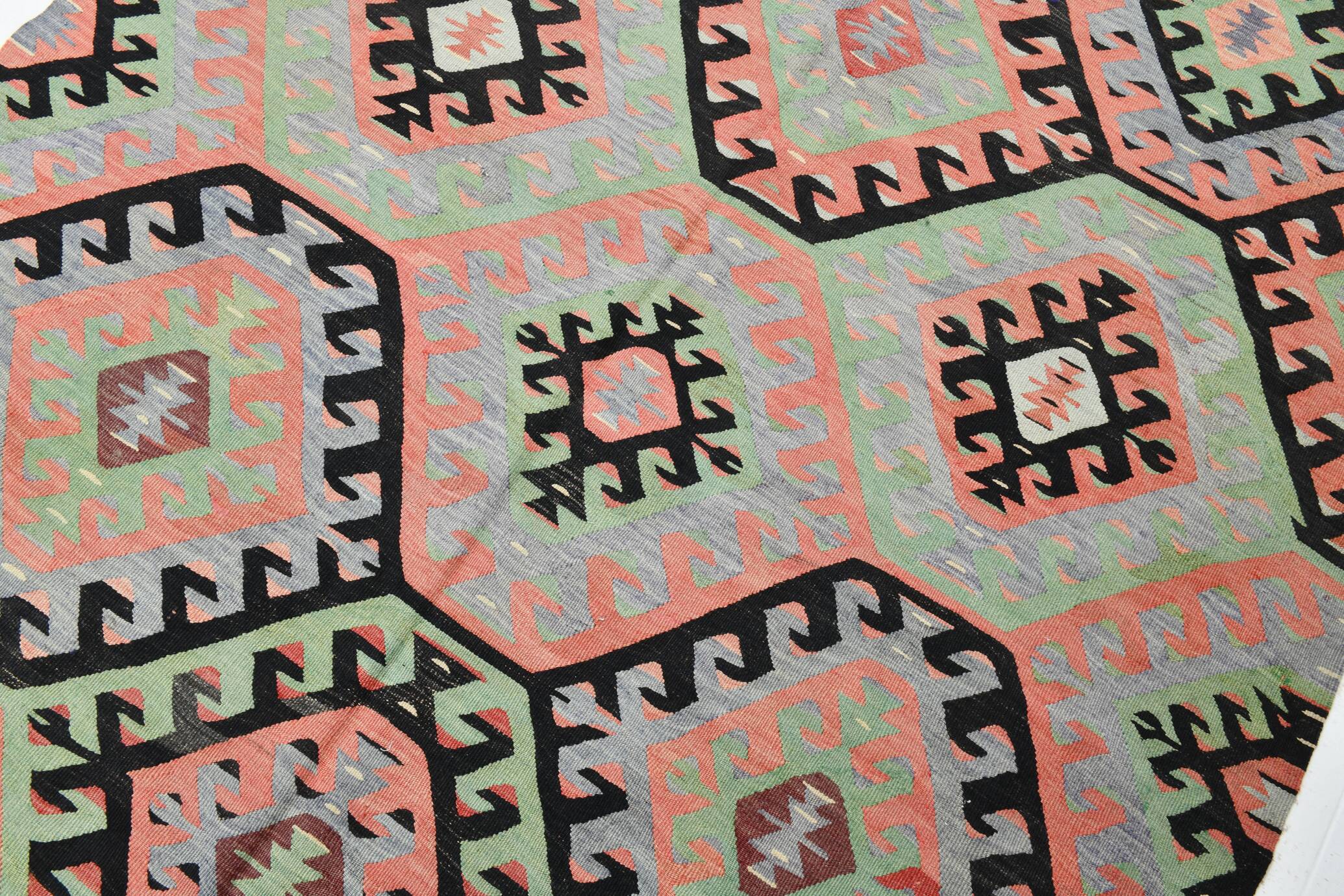 Tapis kilim graphique pastel – Un bijou artisanal pour une déco audacieuse