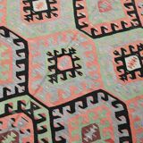 Tapis kilim graphique pastel – Un bijou artisanal pour une déco audacieuse