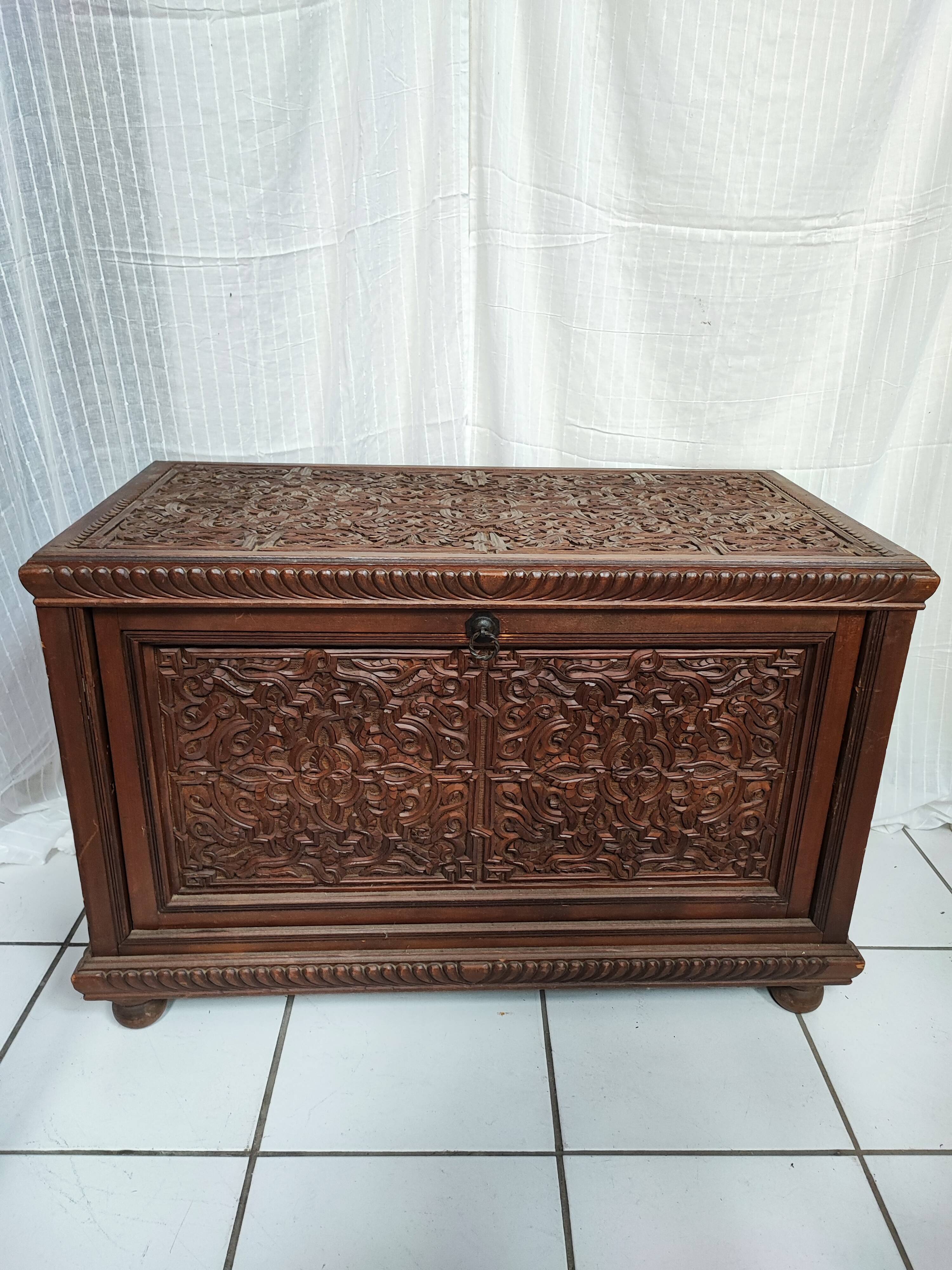 Ancien coffre en bois sculpté oriental