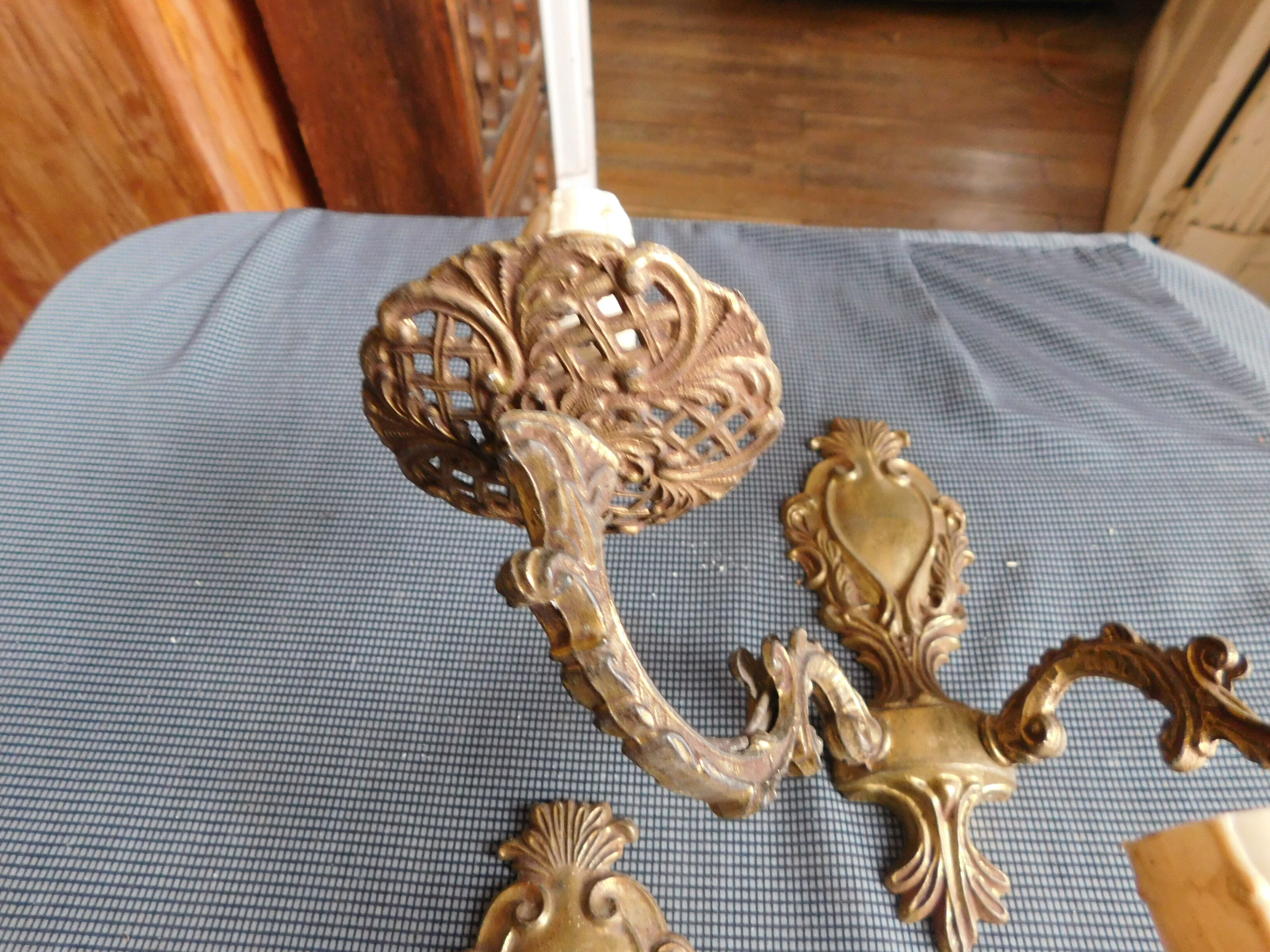 Paire d'appliques métal doré de style Louis XV