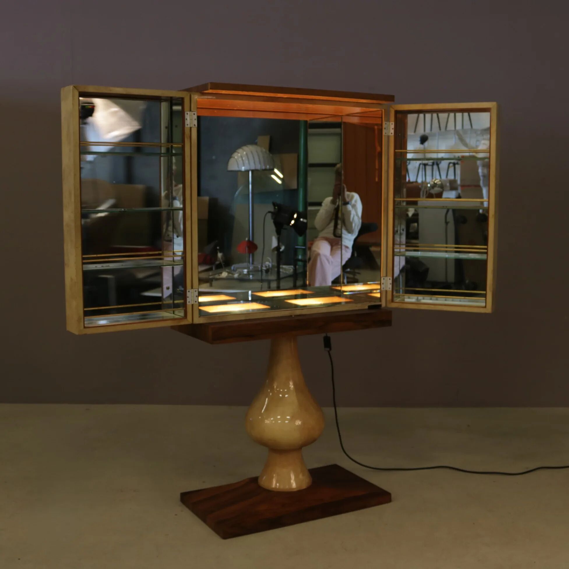 Cabinet de bar Aldo Tura en peau de chèvre sur piédestal, années 1960