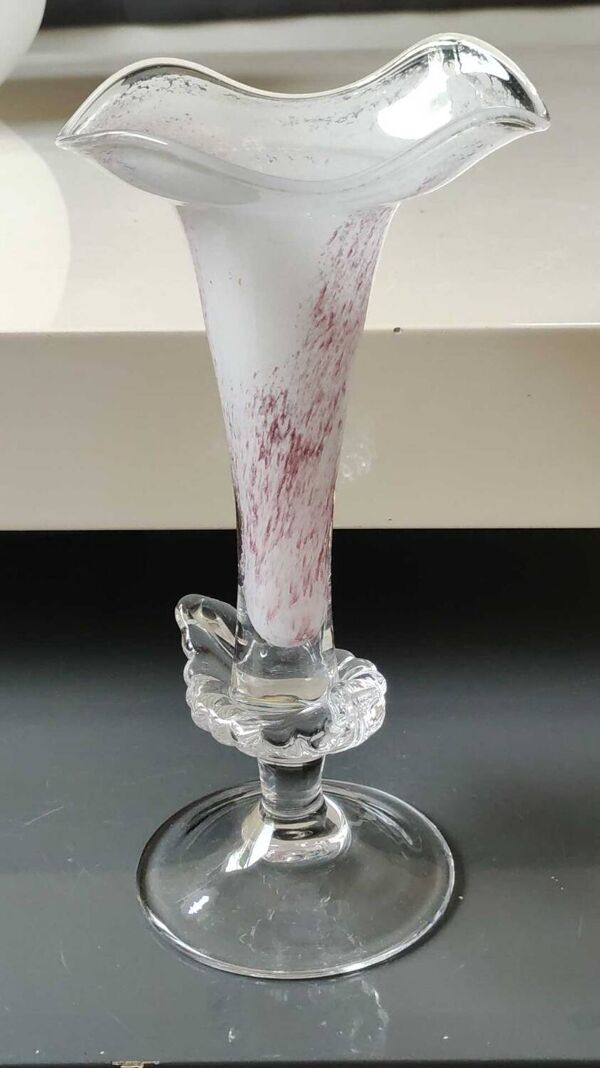 Vase Soliflore Peter Kaspar/Au design floral, col collerette. En verre d Art soufflé, moucheté violine. Inclusion coquillage. Dim 26,5 x 13 cm