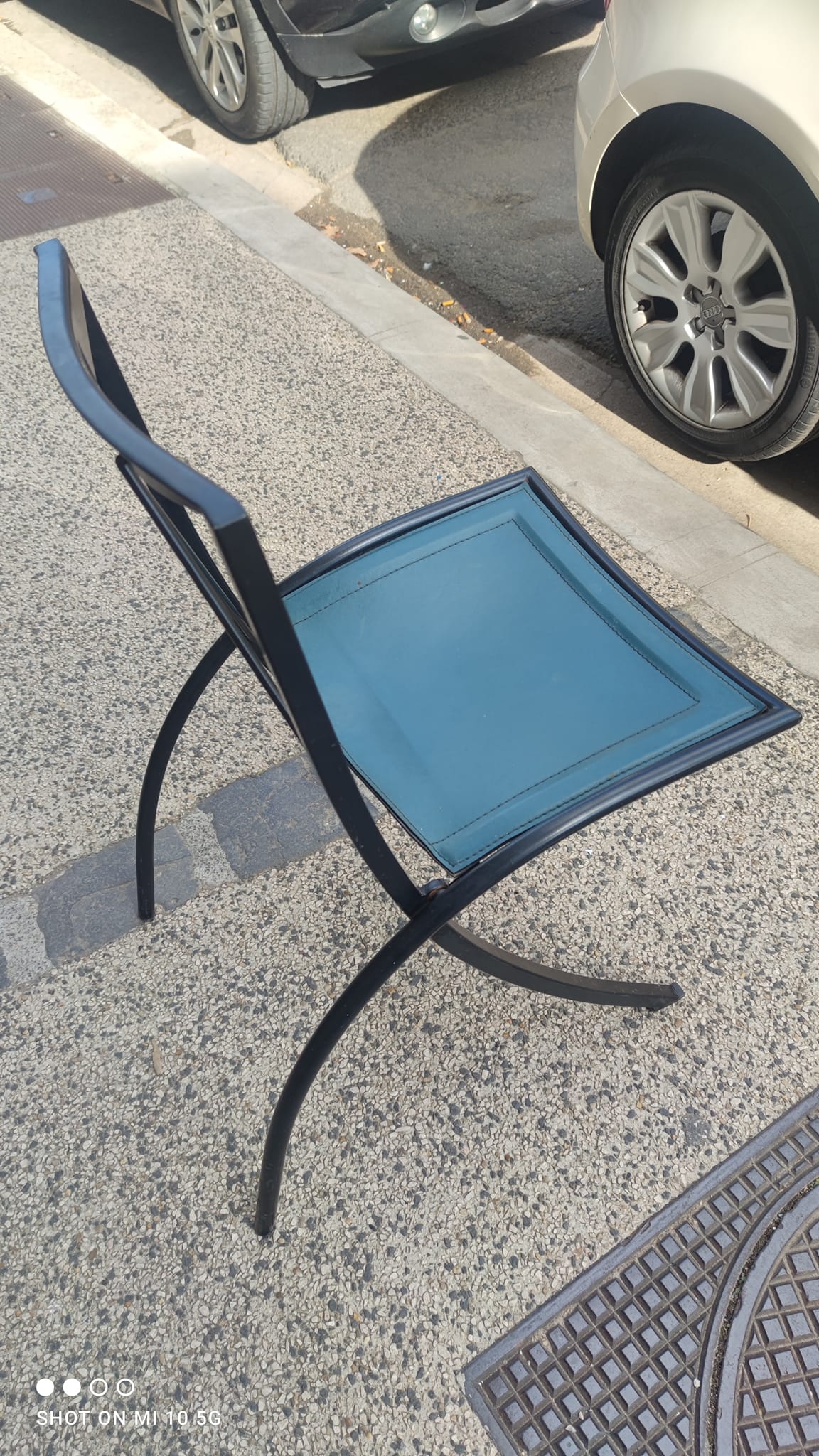 5 Bella folding chairs in steel and petrol blue leather by Maison Cattelan