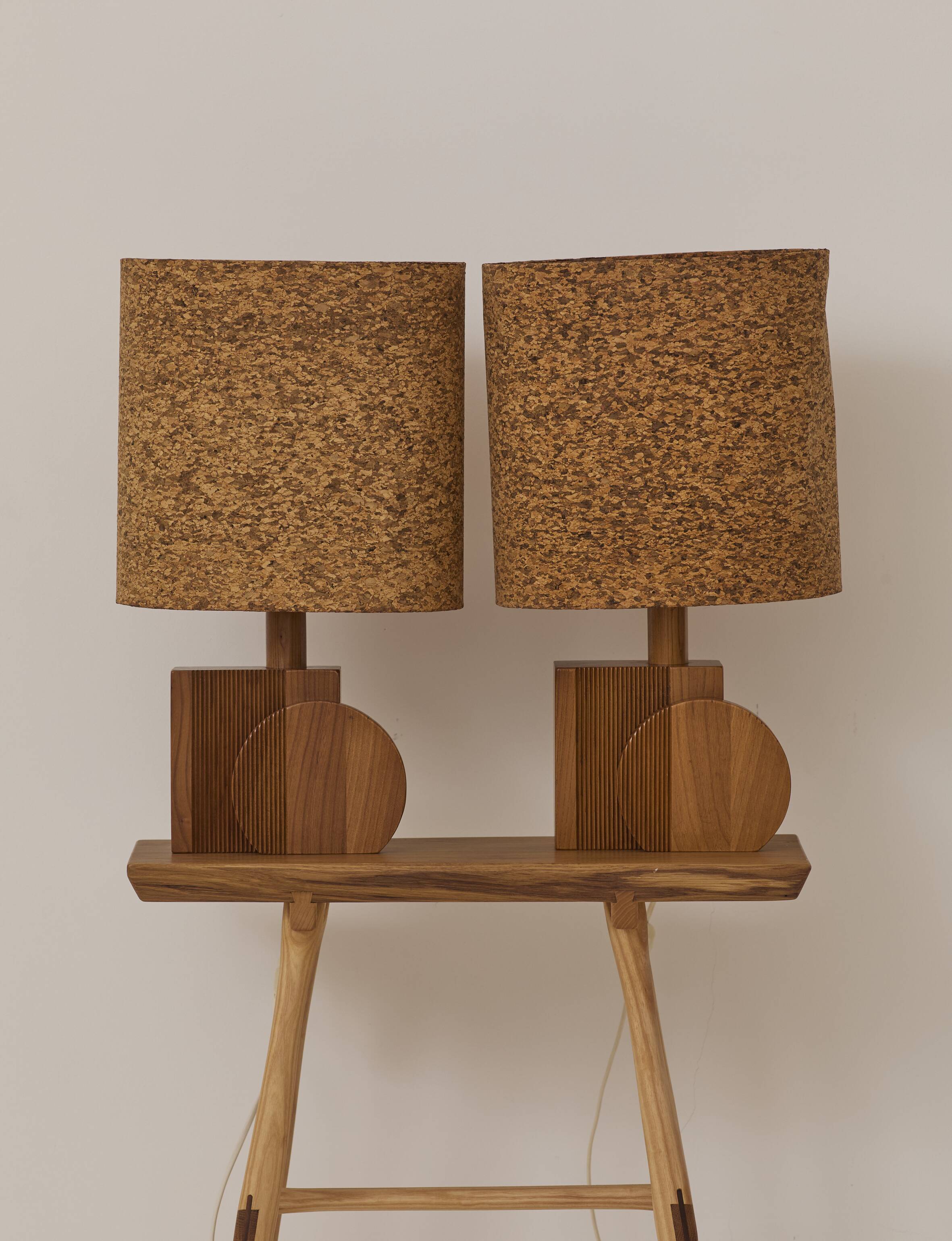 Paire de lampes artisanales en chêne massif et abat-jour en liège, circa 1970