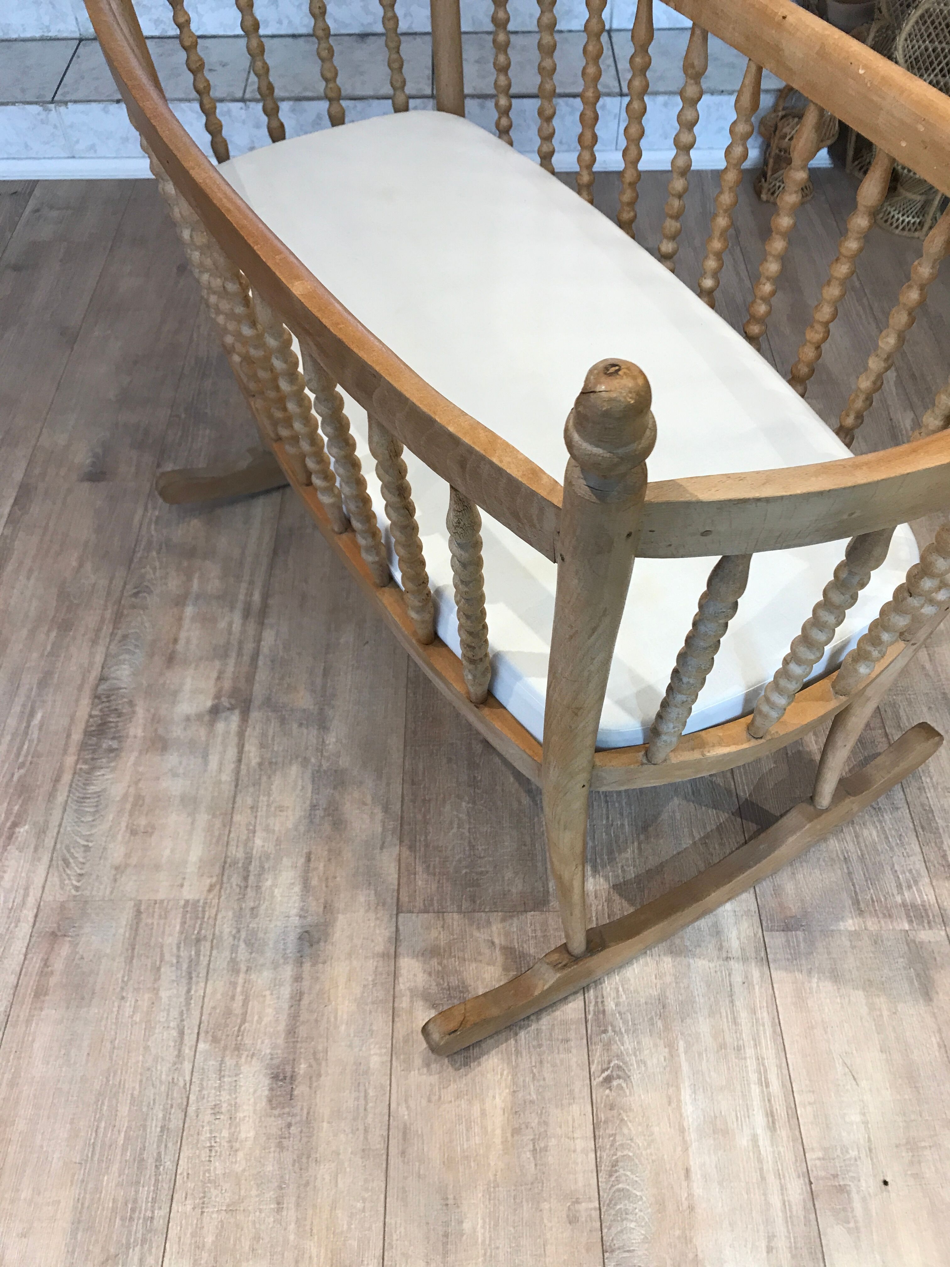 Crib in pearl wood crib