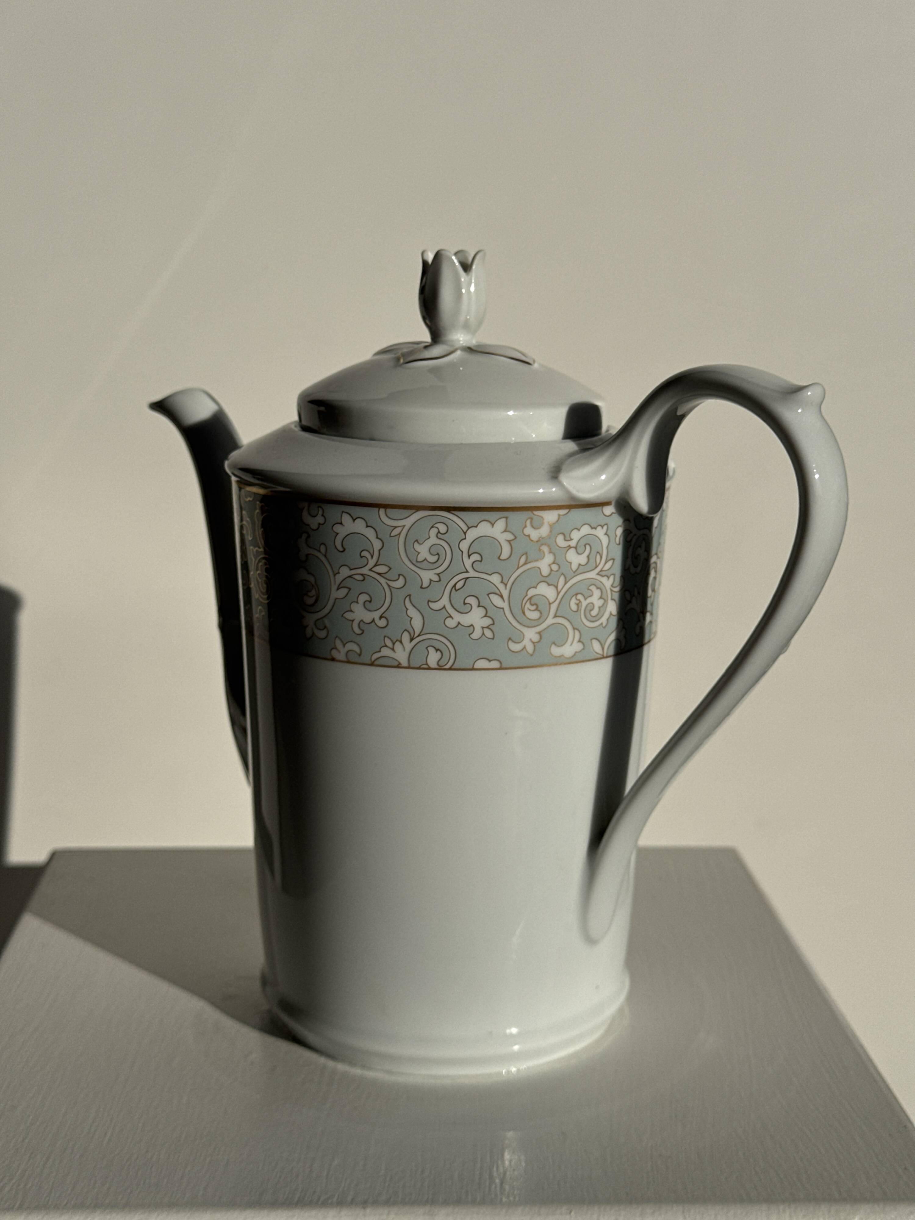 Bavarian porcelain teapot from Germany with blue frieze and flower lid H23