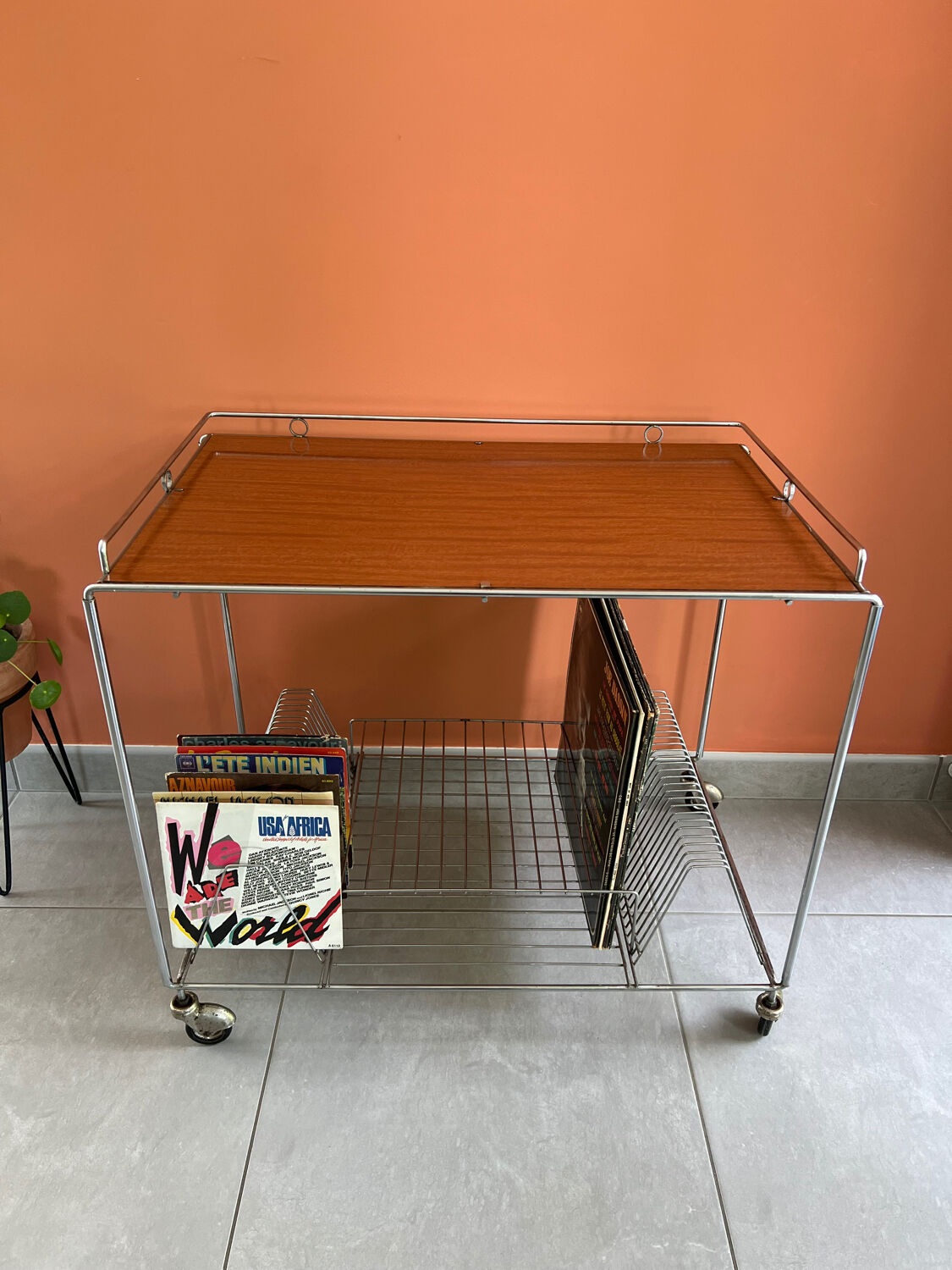 Table for turntable and vinyls