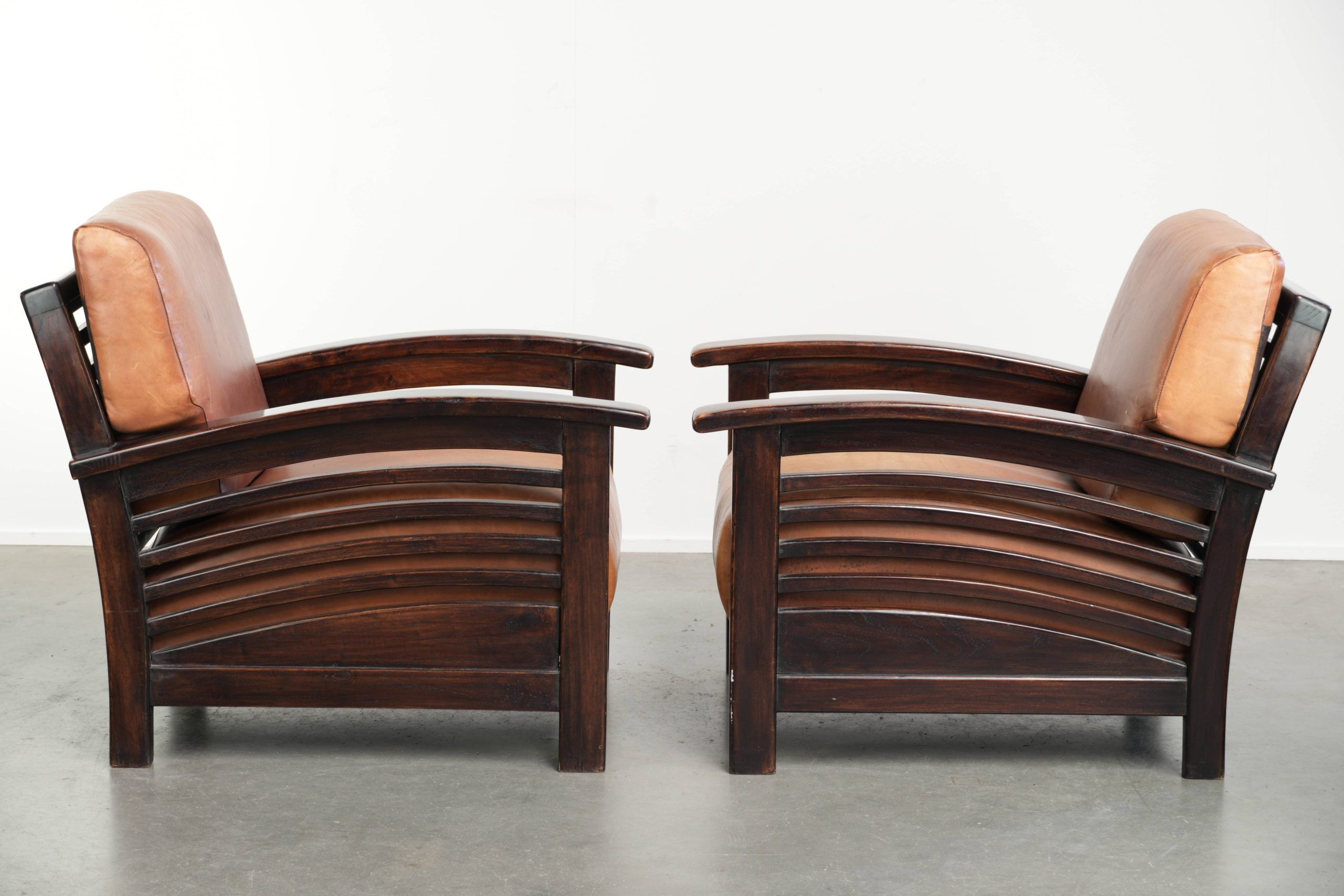 Ensemble de 2 fauteuils Art Déco en cuir de vache couleur cognac du 20e siècle.