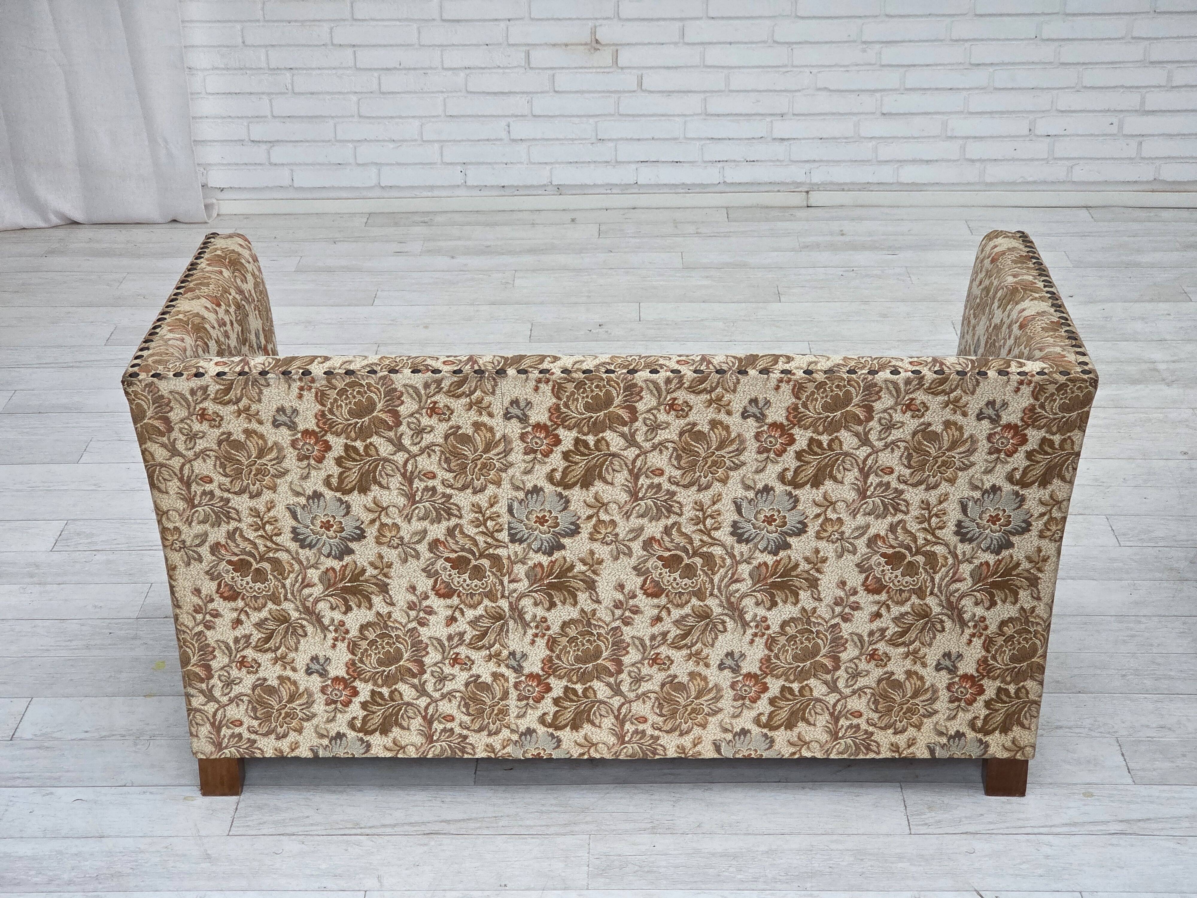 Canapé 2 places danois des années 1950, tissu en beige/marron, bois de chêne.