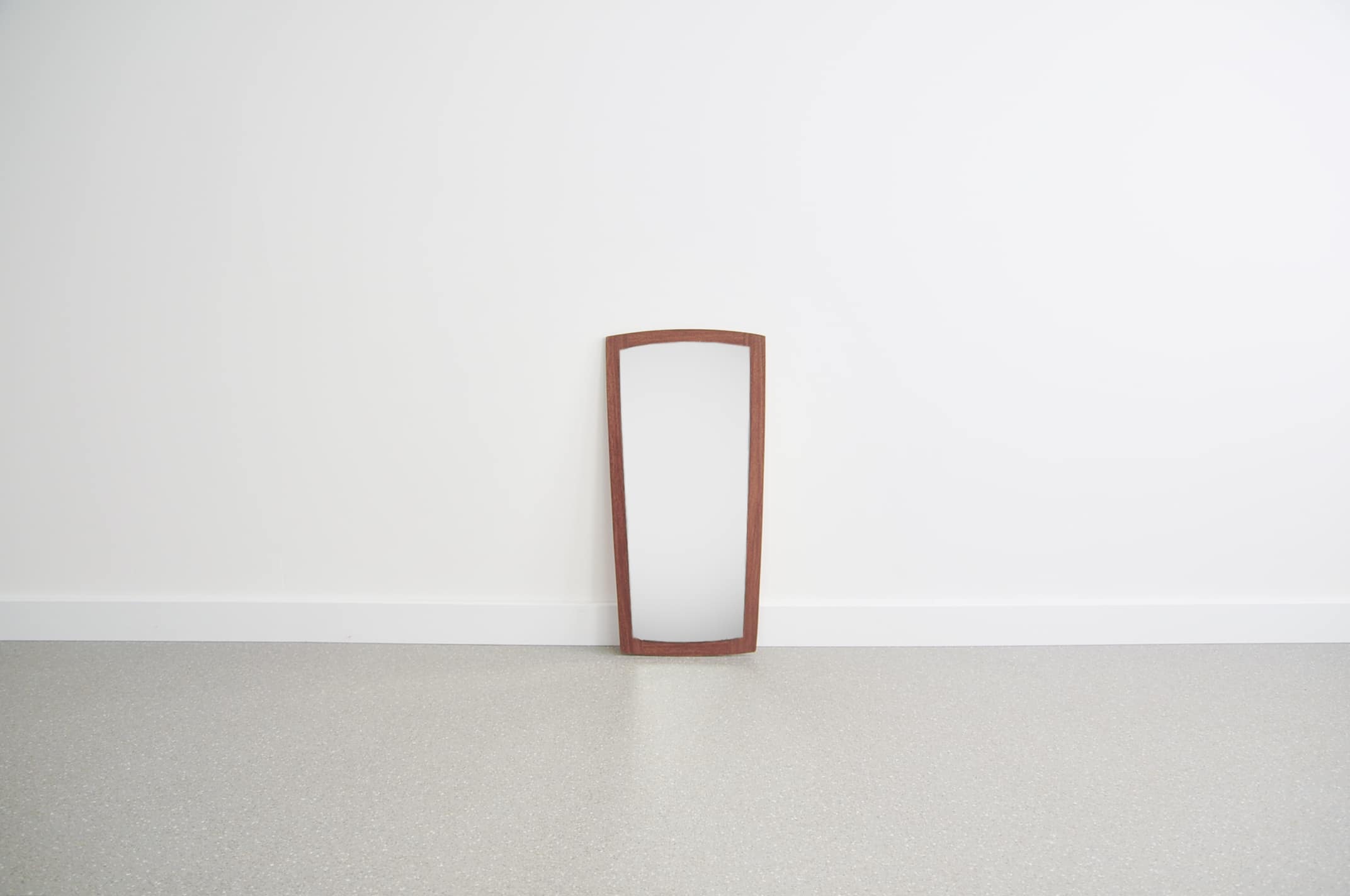 Miroir en bois conique
