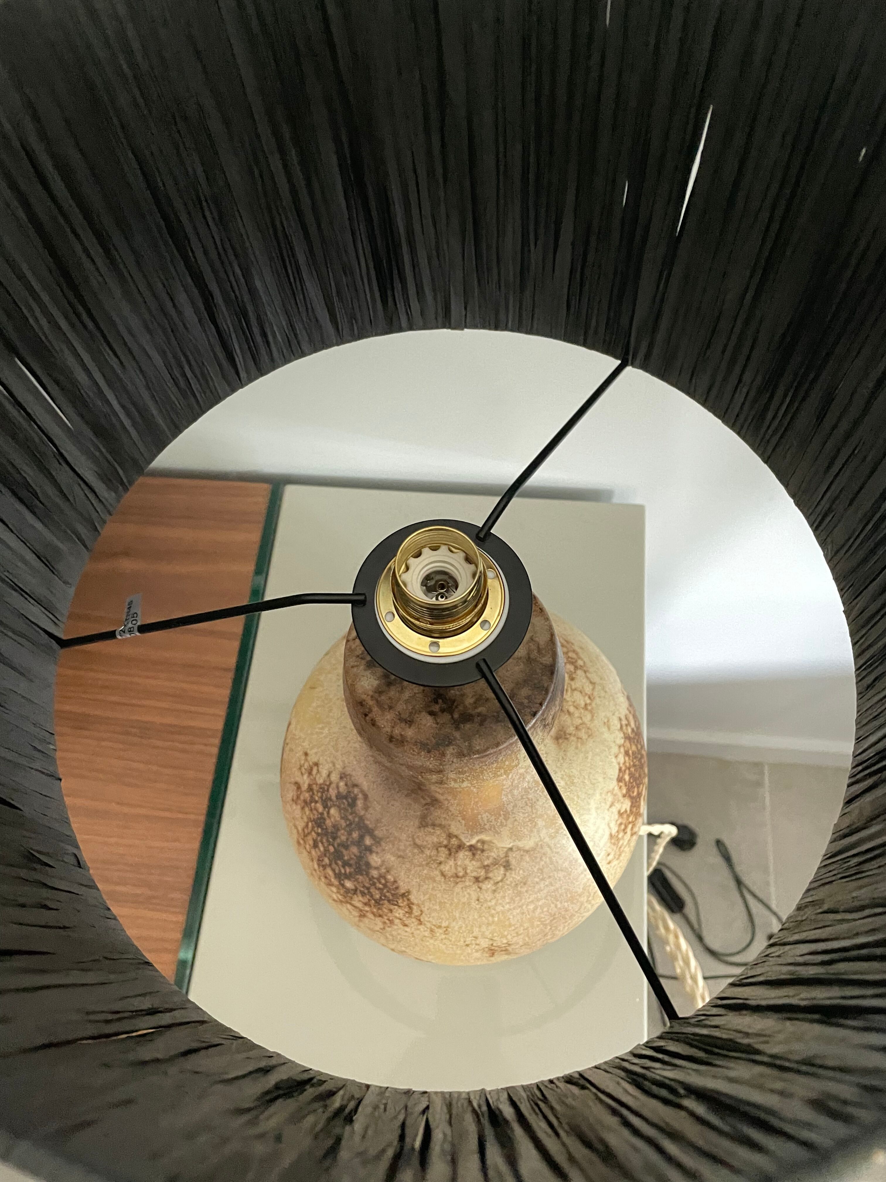 Lampe en grès et raphia