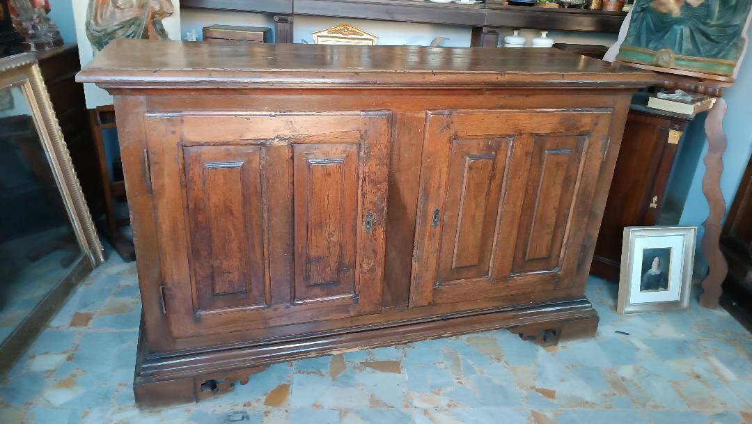 Grand Buffet Antique Du 17ème Siècle En Noyer Du Nord De l'Italie