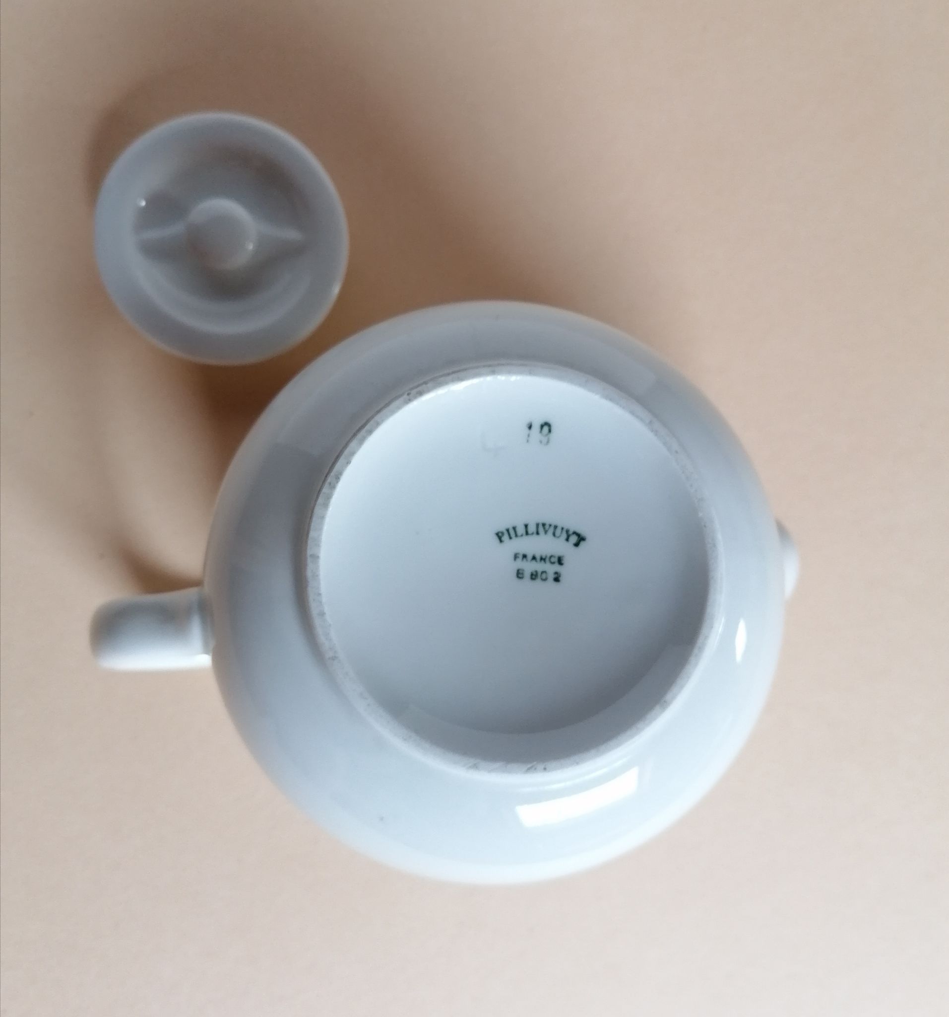 Théière Pillivuyt ancienne en porcelaine blanche