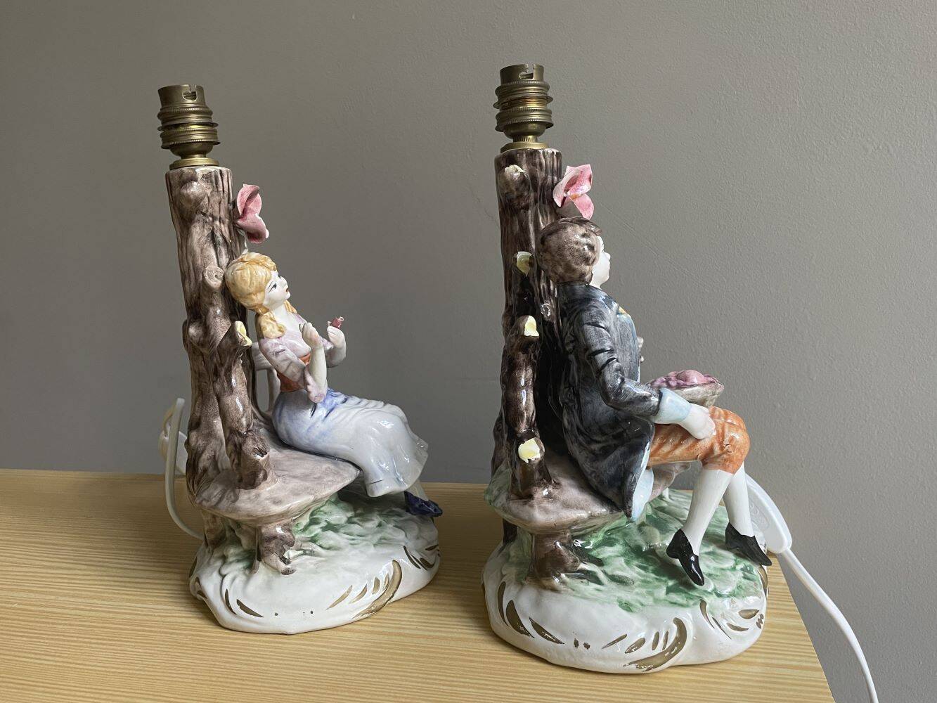 Paire de lampes de table en porcelaine italienne par Capodimonte.