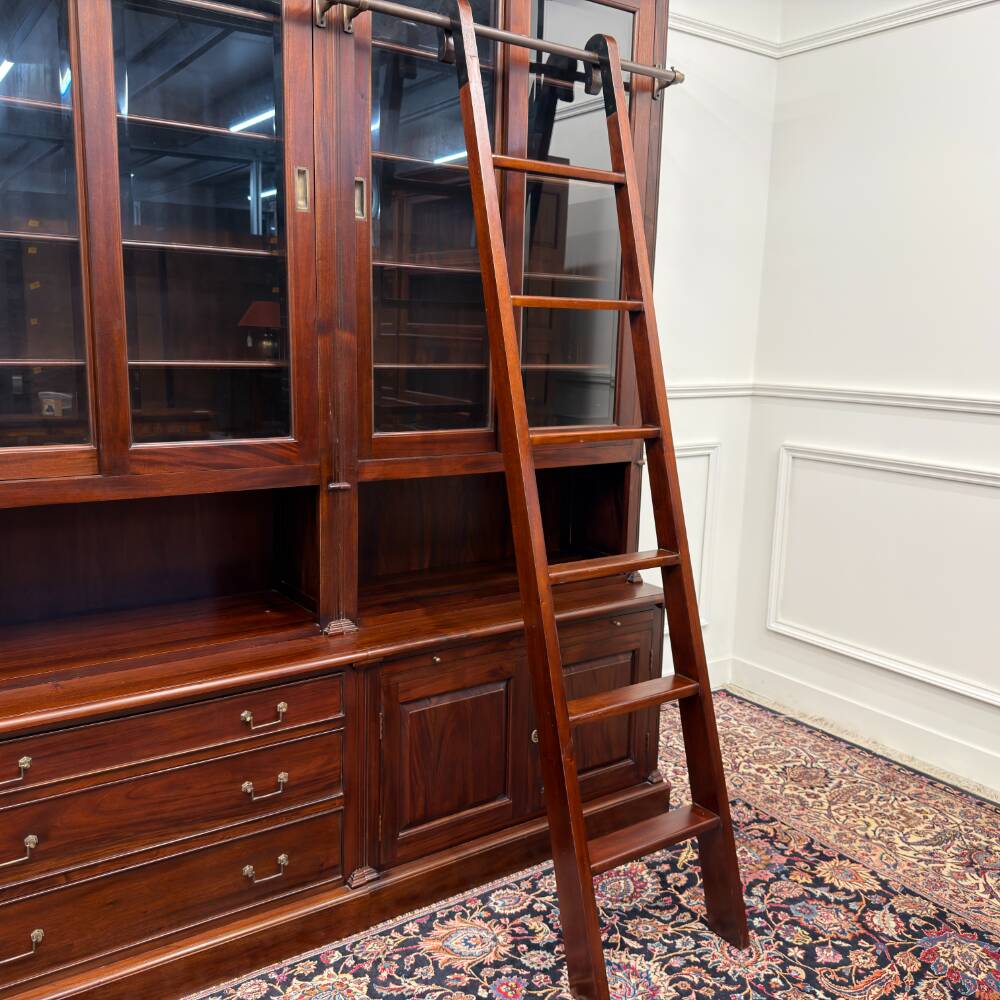 Bibliothèque classique en bois avec vitrine