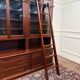 Bibliothèque classique en bois avec vitrine