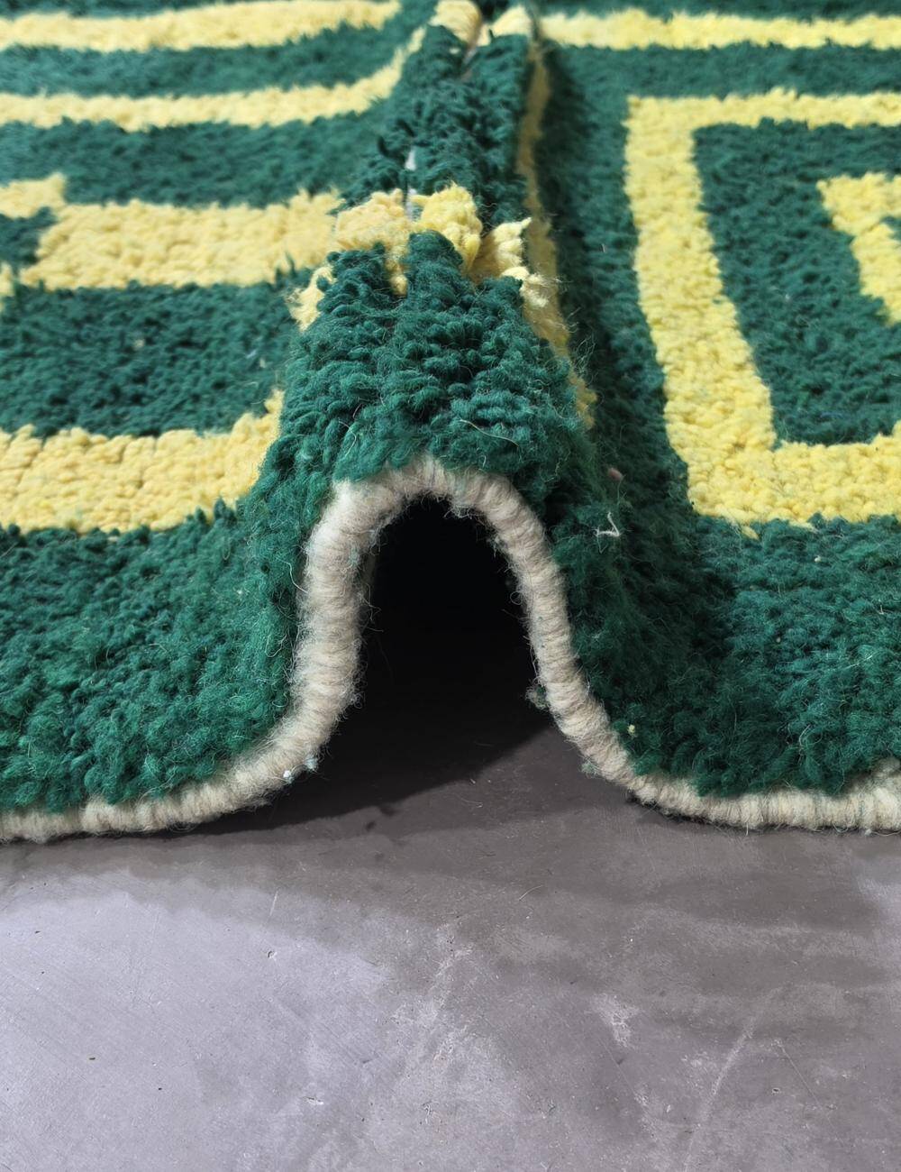 Contemporary green rug - 292 x 255 cm