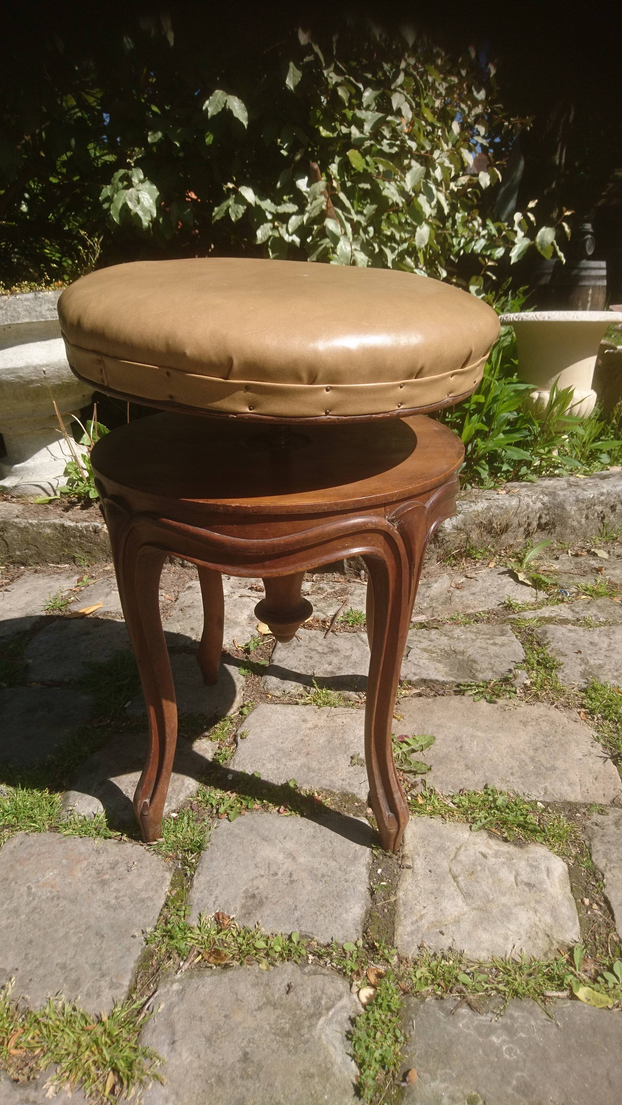 Adjustable leather piano stool