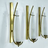 Suite de trois appliques en laiton et verre opalin triplex. Italie années 1950