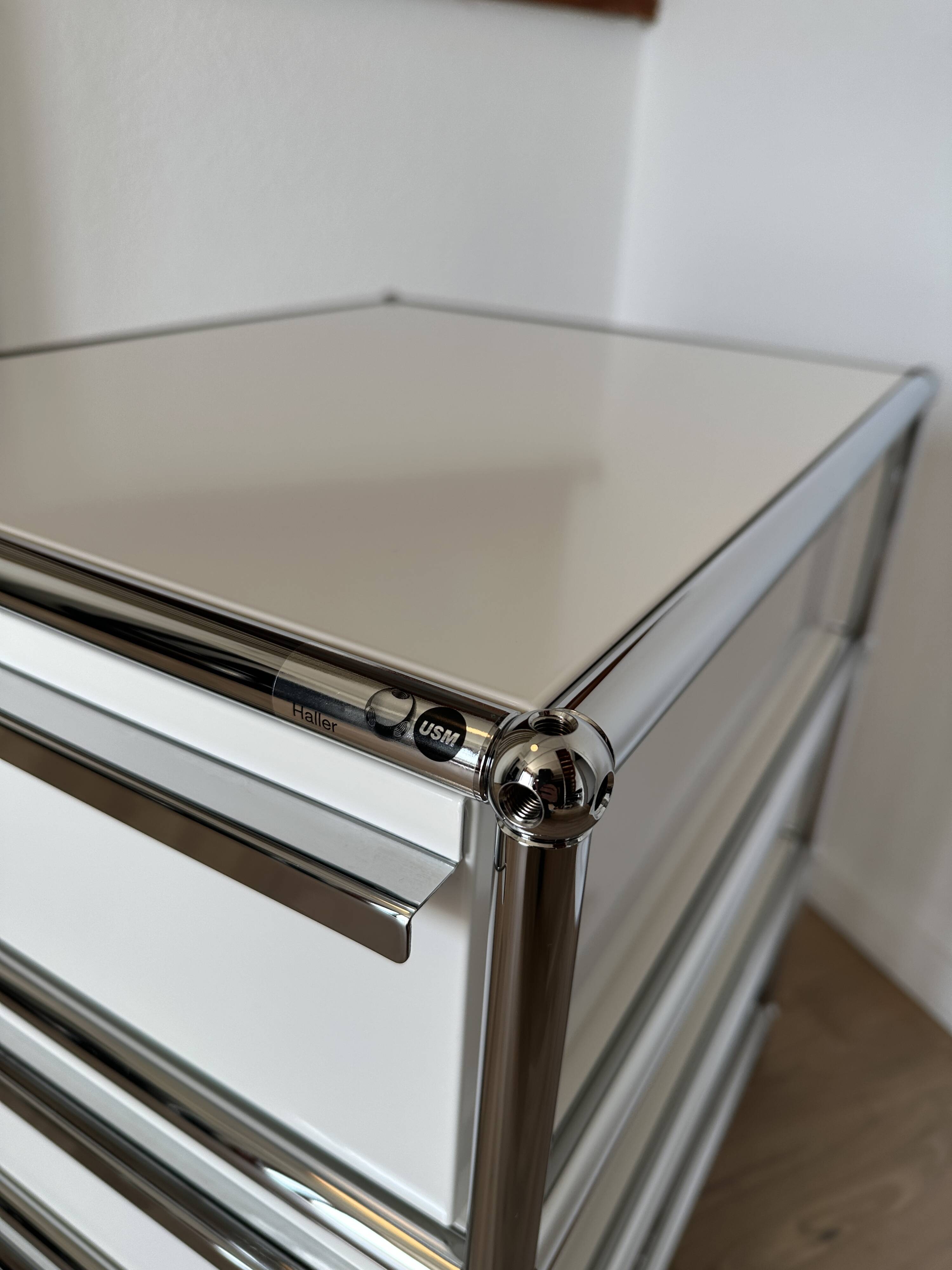 USM Haller wheeled caisson in Pure White