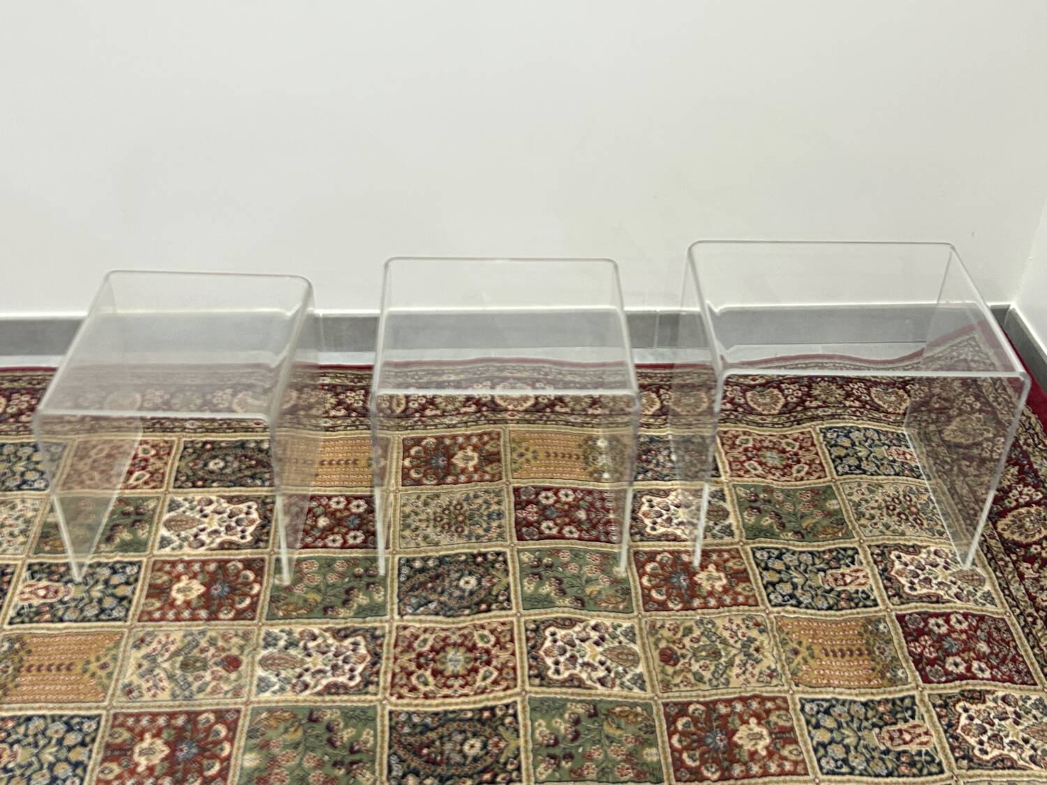 Set of 3 nesting tables in plexiglass.