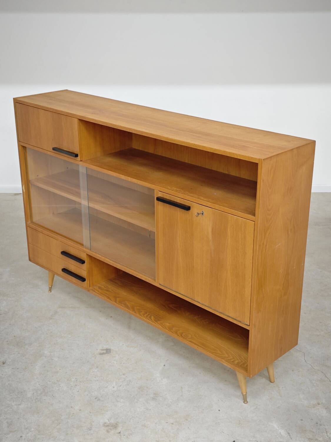 Buffet Vaisselier en bois blond Libena , ex Tchécoslovaquie 1970