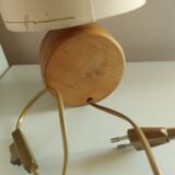 Lampe en bois avec abat jour en soie , peint à la main , signé