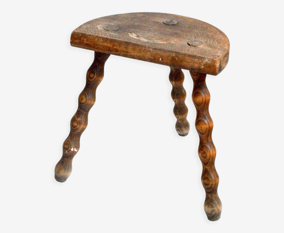 Half-moon tripod stool
