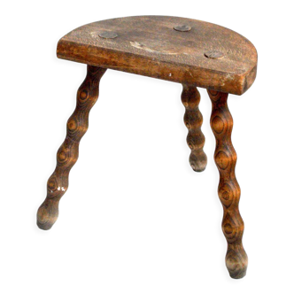 Half-moon tripod stool