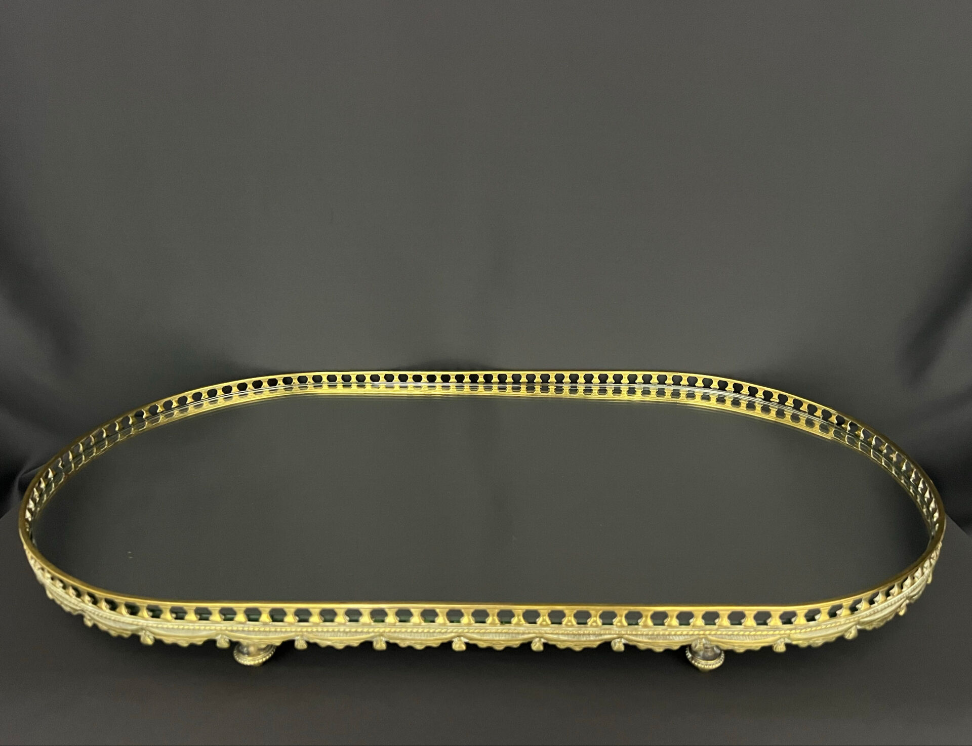 Large oval table centrepiece in bronze and mirror, Louis XVI style.