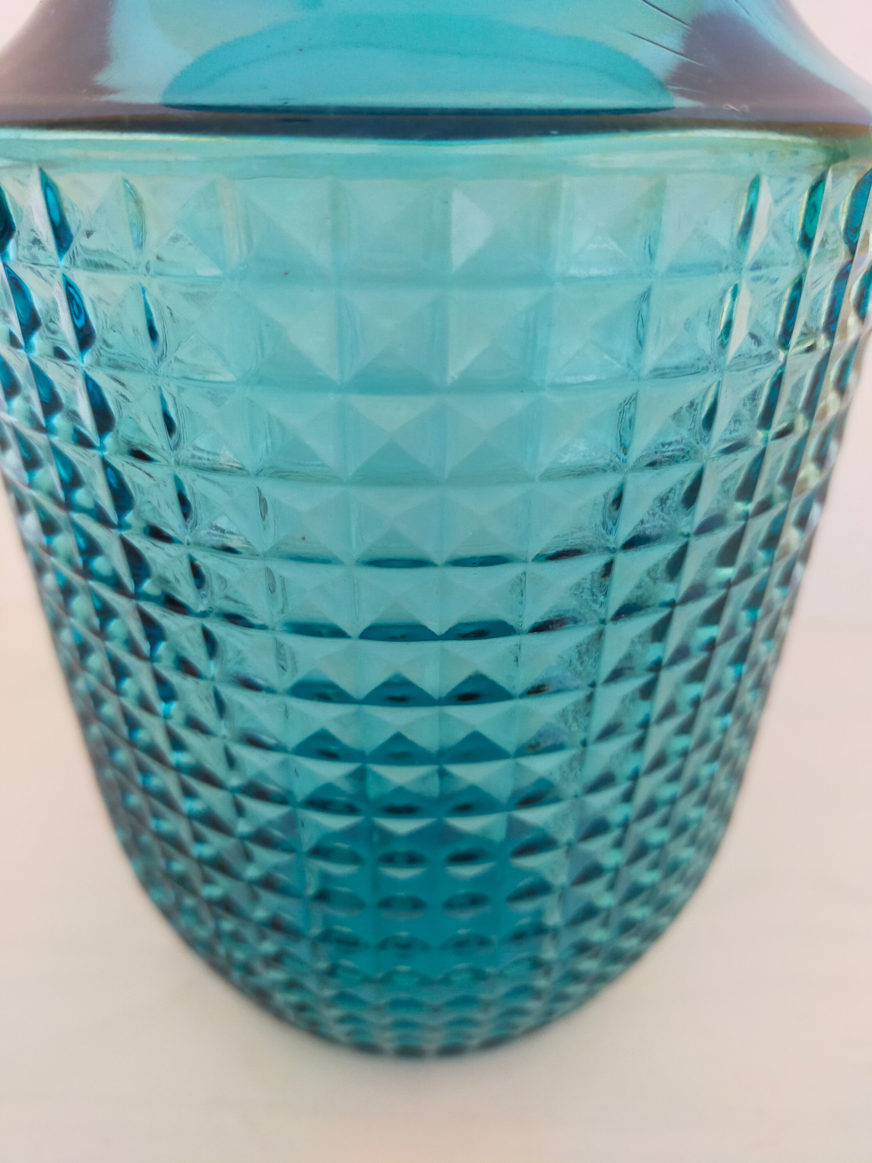 Vase en verre bleu moulé vintage