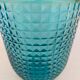 Vase en verre bleu moulé vintage