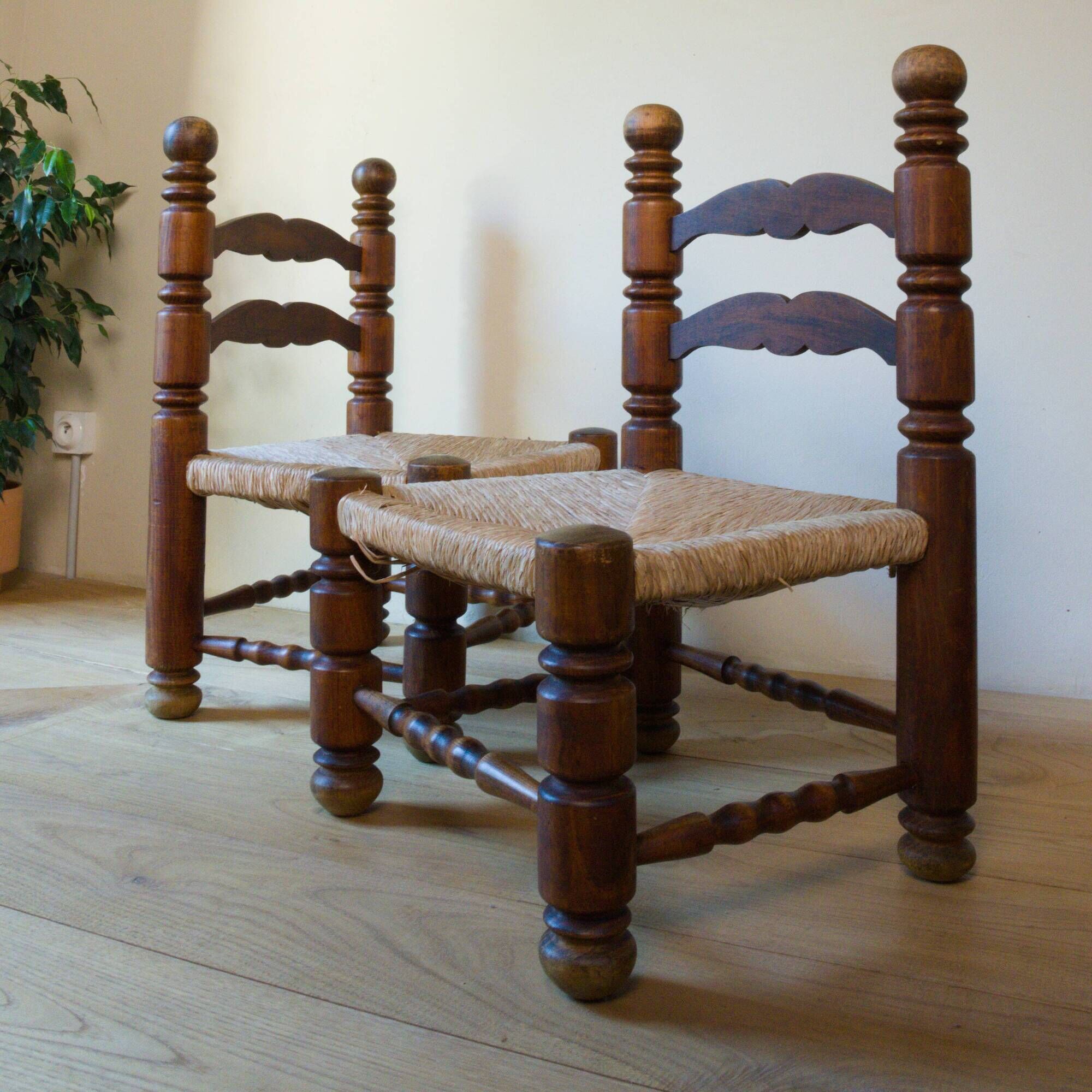 Paire de fauteuils bas en bois tourné et paille, dans le goût de C. Dudouyt