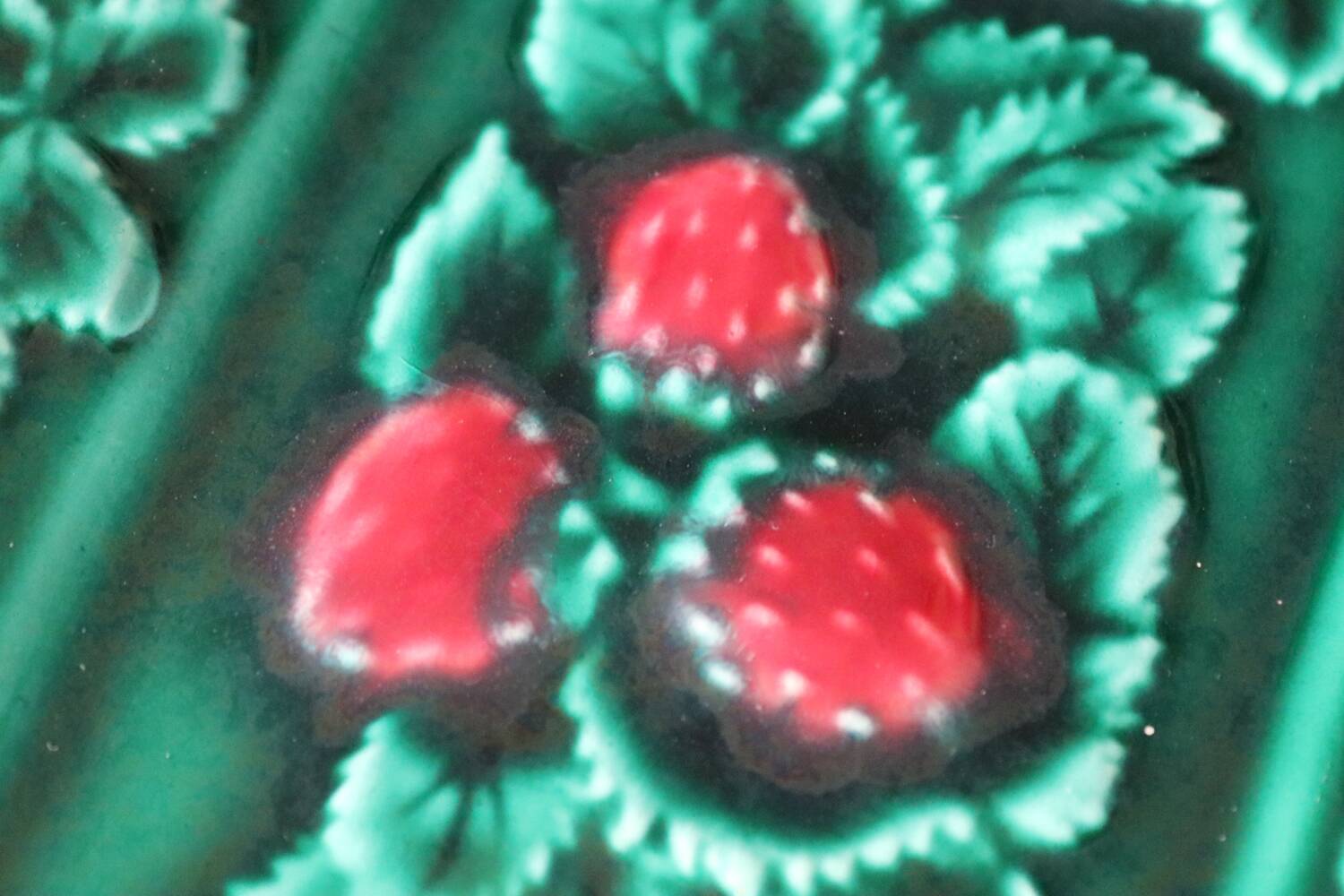 Large rectangular dish in green slipware with a strawberry design – Valla