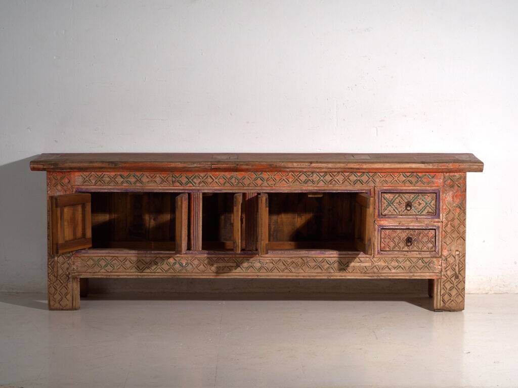 Meuble bas ancien sculpté polychrome en sapin – Xinjiang, vers 1900