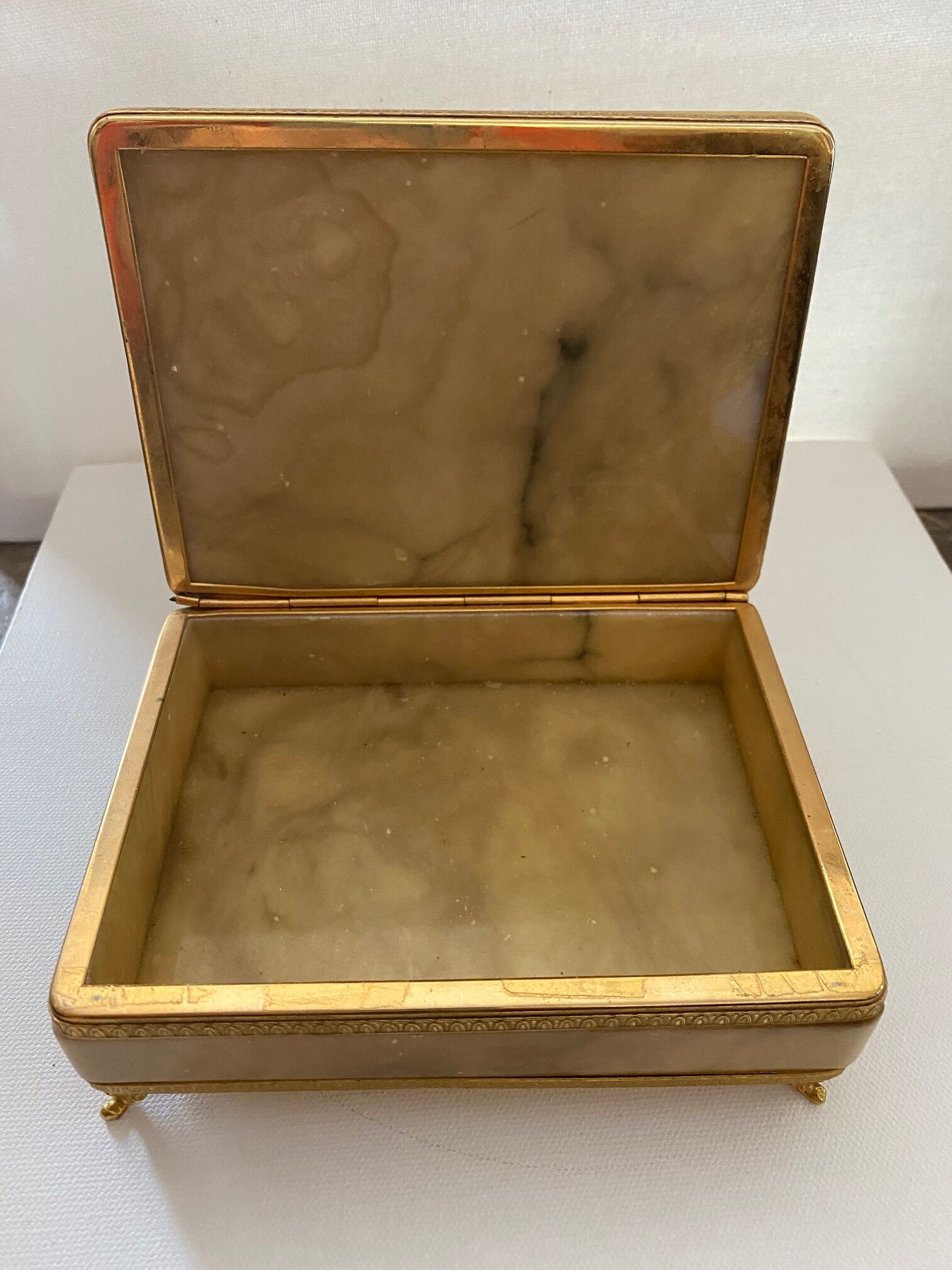 Jewelry box in natural albatre