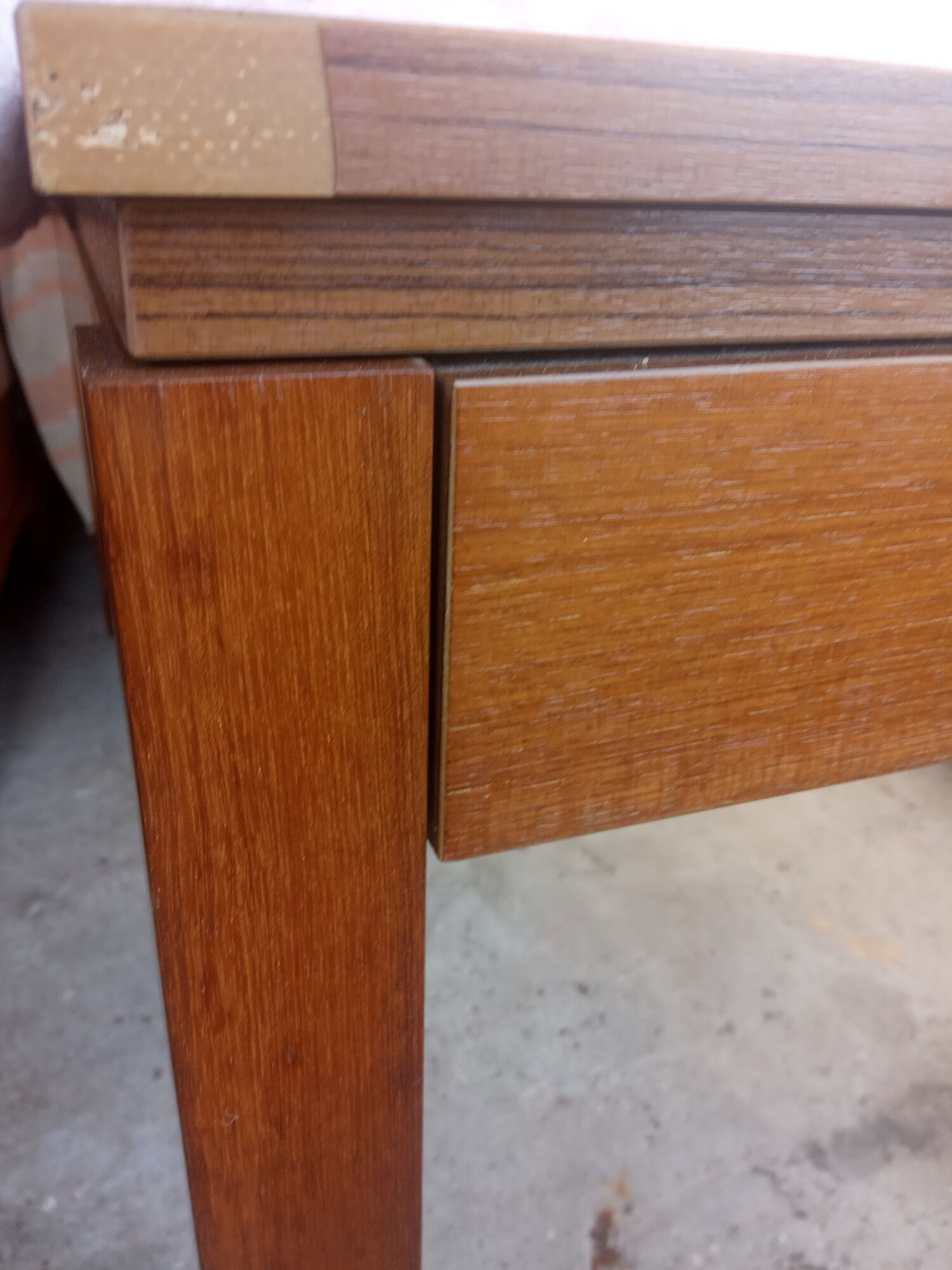 Table with two extension cords 50/60