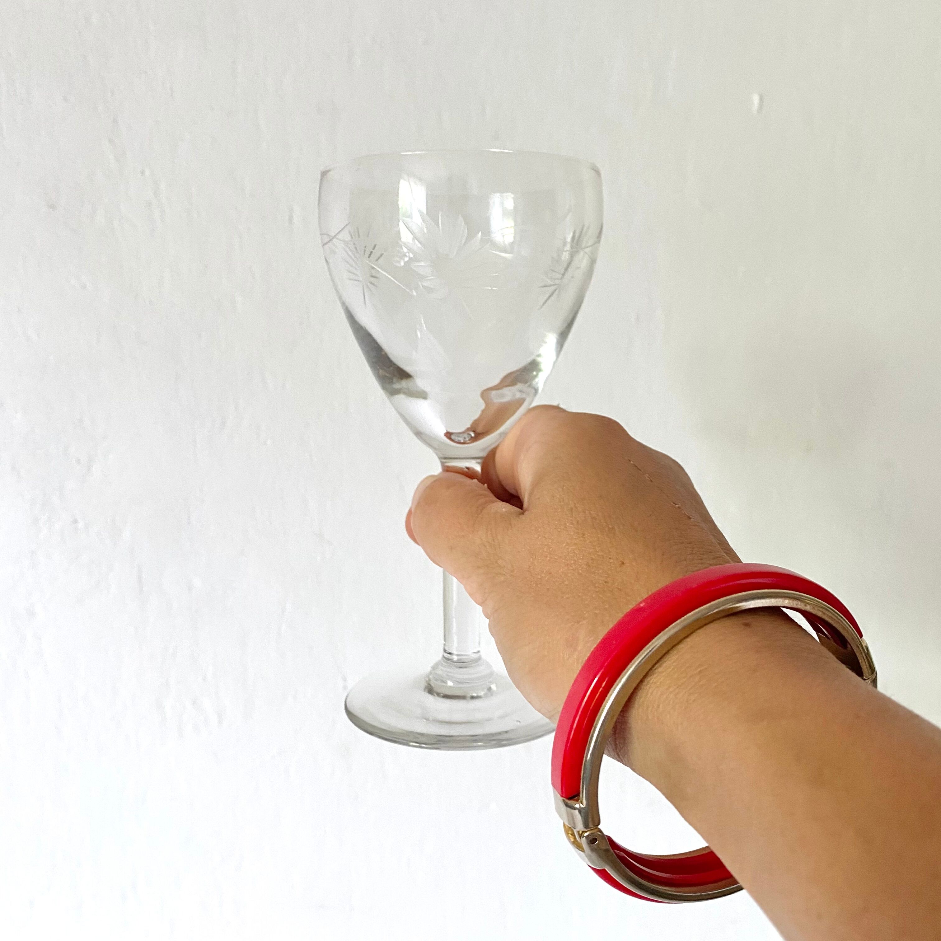 Wine glasses carved floral decoration