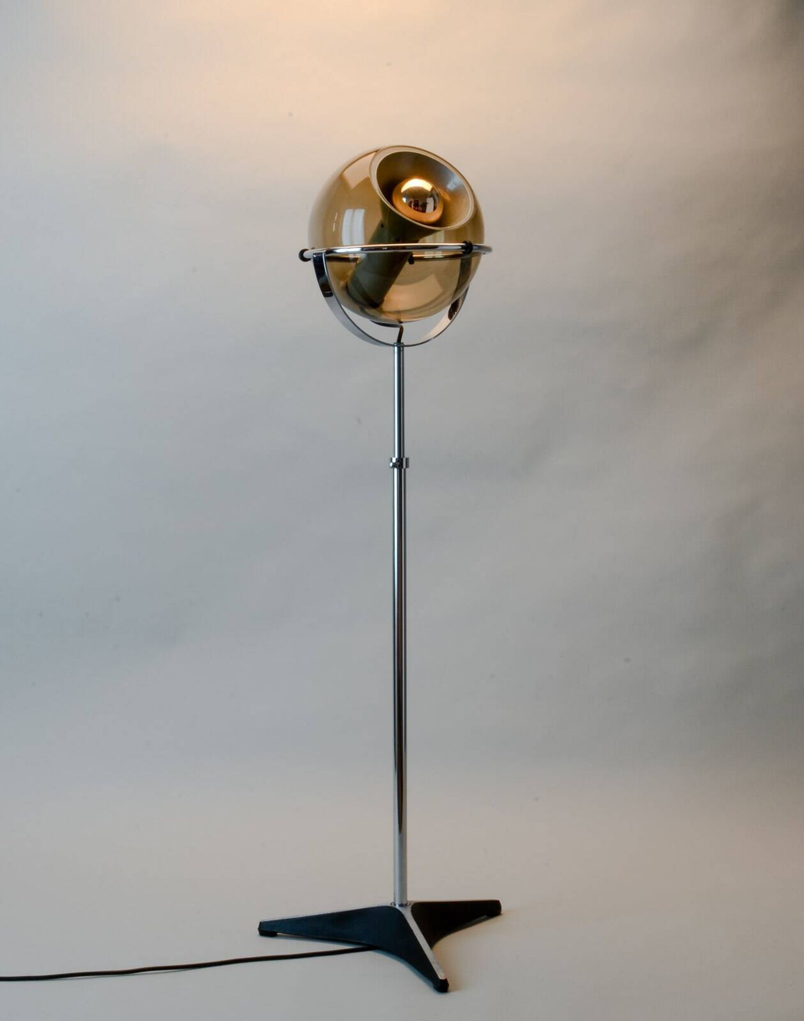 Dutch Design Raak Floorlamp ‘Globe’ by Frank Ligtelijn. The Netherlands 60s