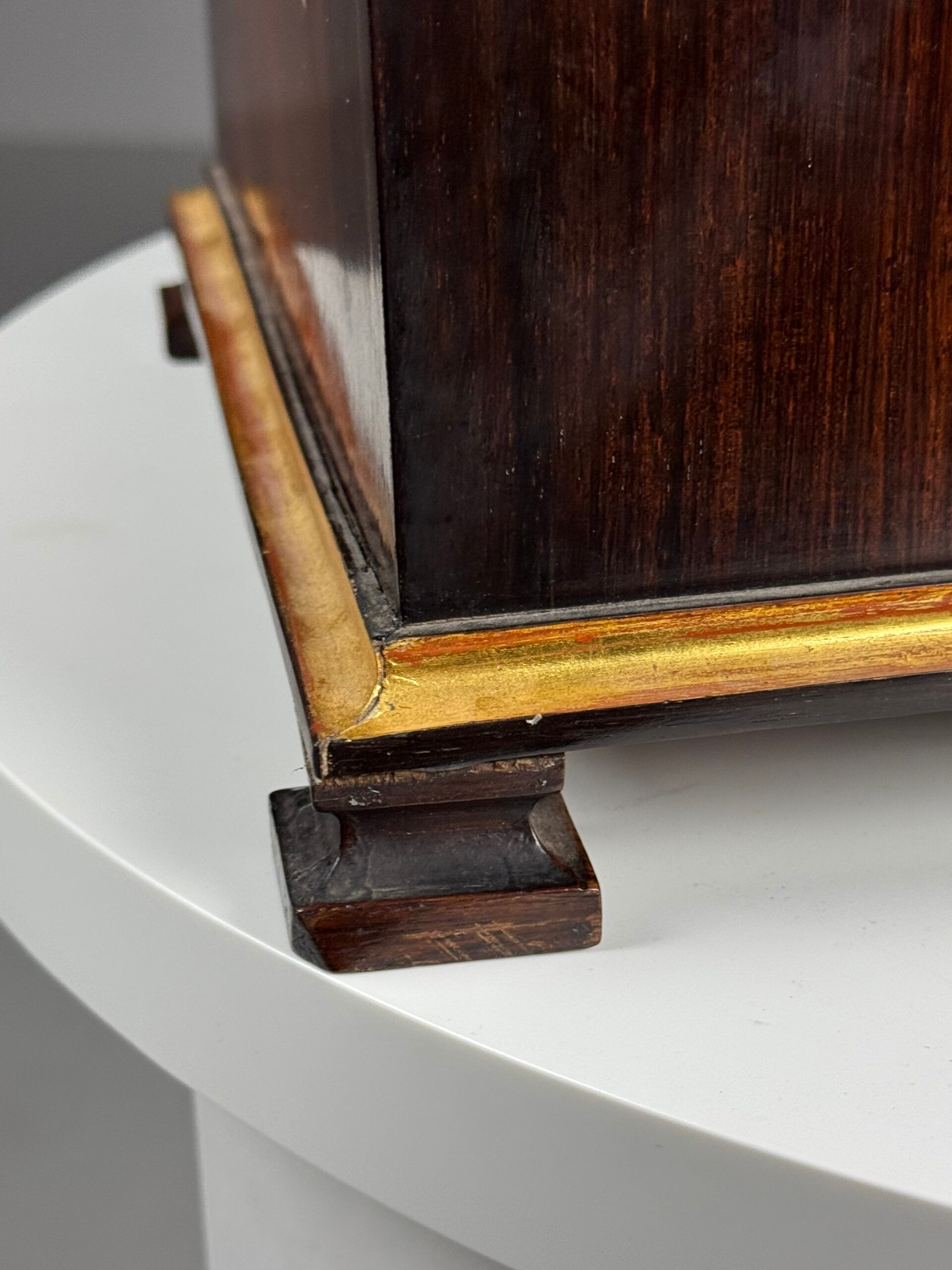 Cabinet d'art en marqueterie allemande